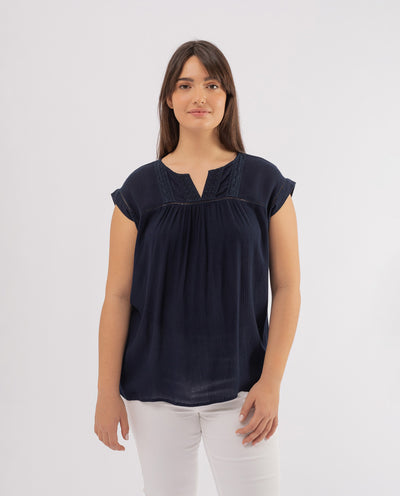 BLUSA CON ENTREDÓS AZUL MARINO