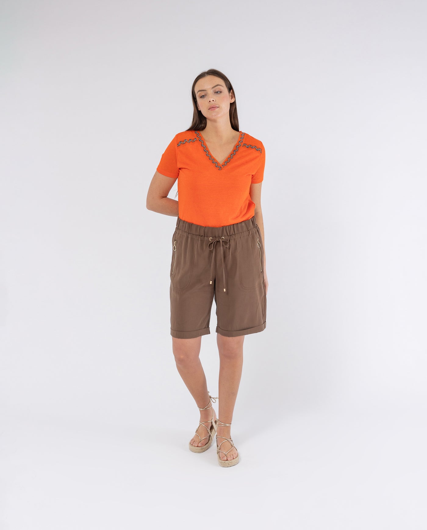 FLUID BERMUDA WITH EMBROIDERY BROWN POCKETS