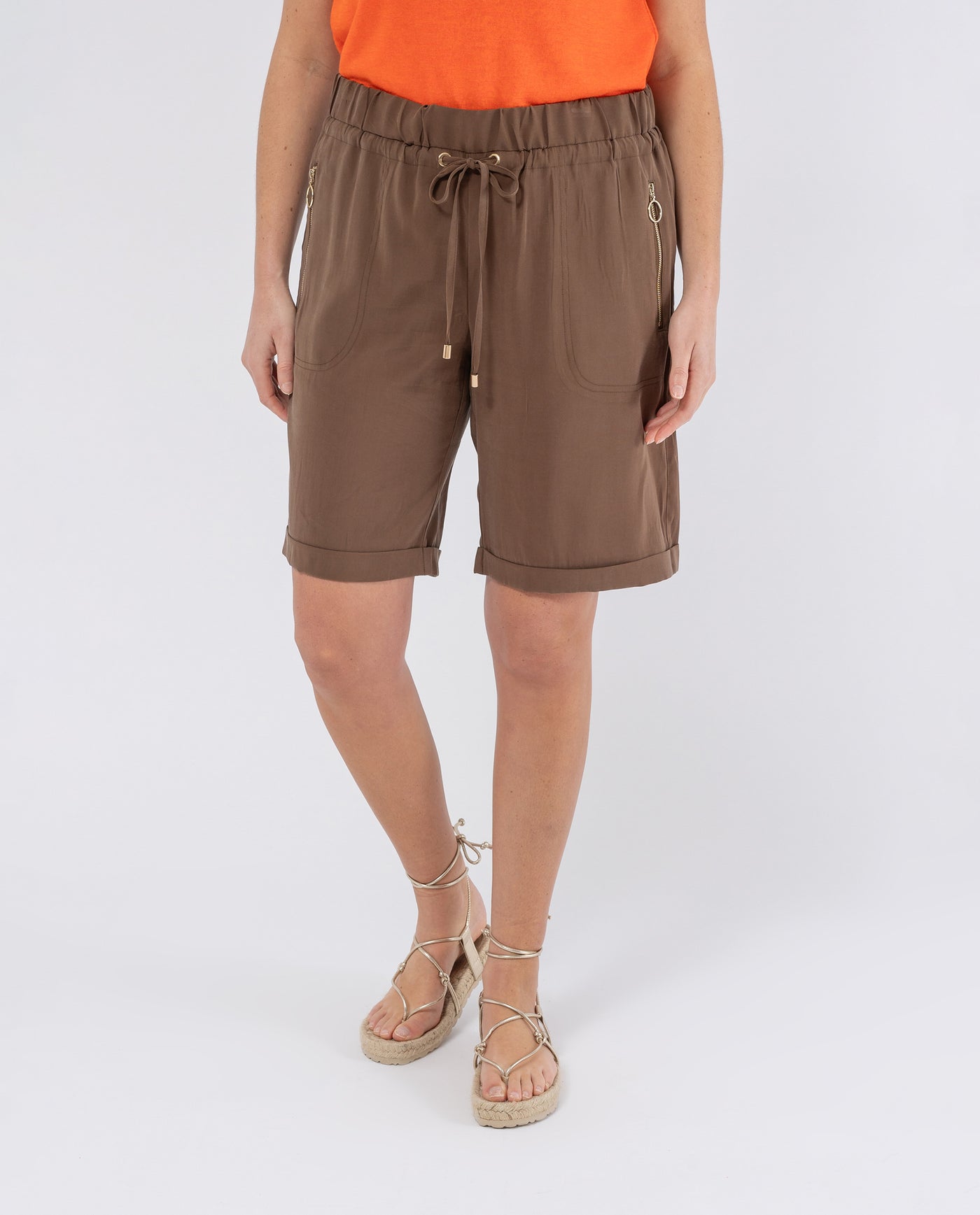 FLUID BERMUDA WITH EMBROIDERY BROWN POCKETS