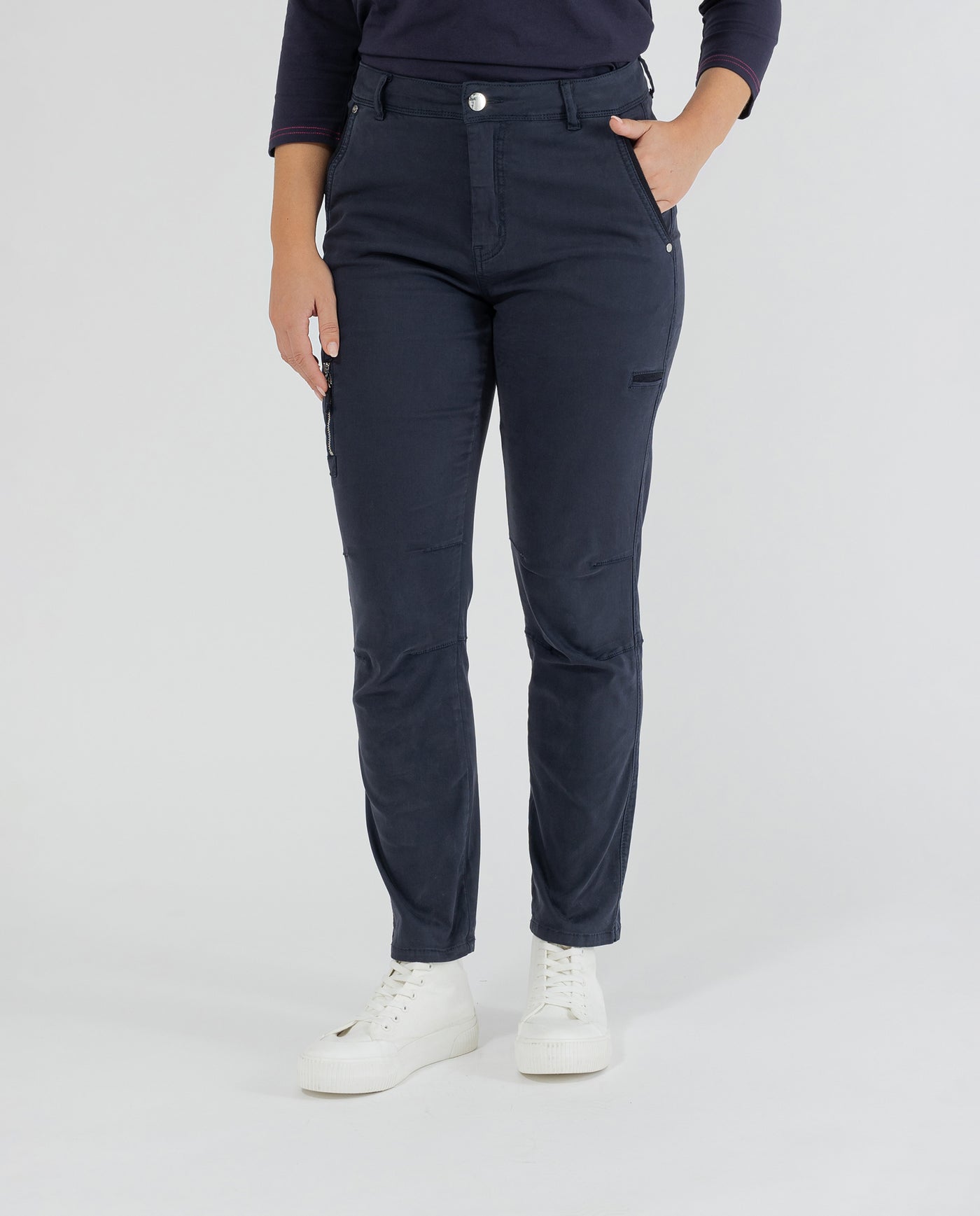 PANTALON CARGO TINTE EN PRENDA AZUL OSCURO