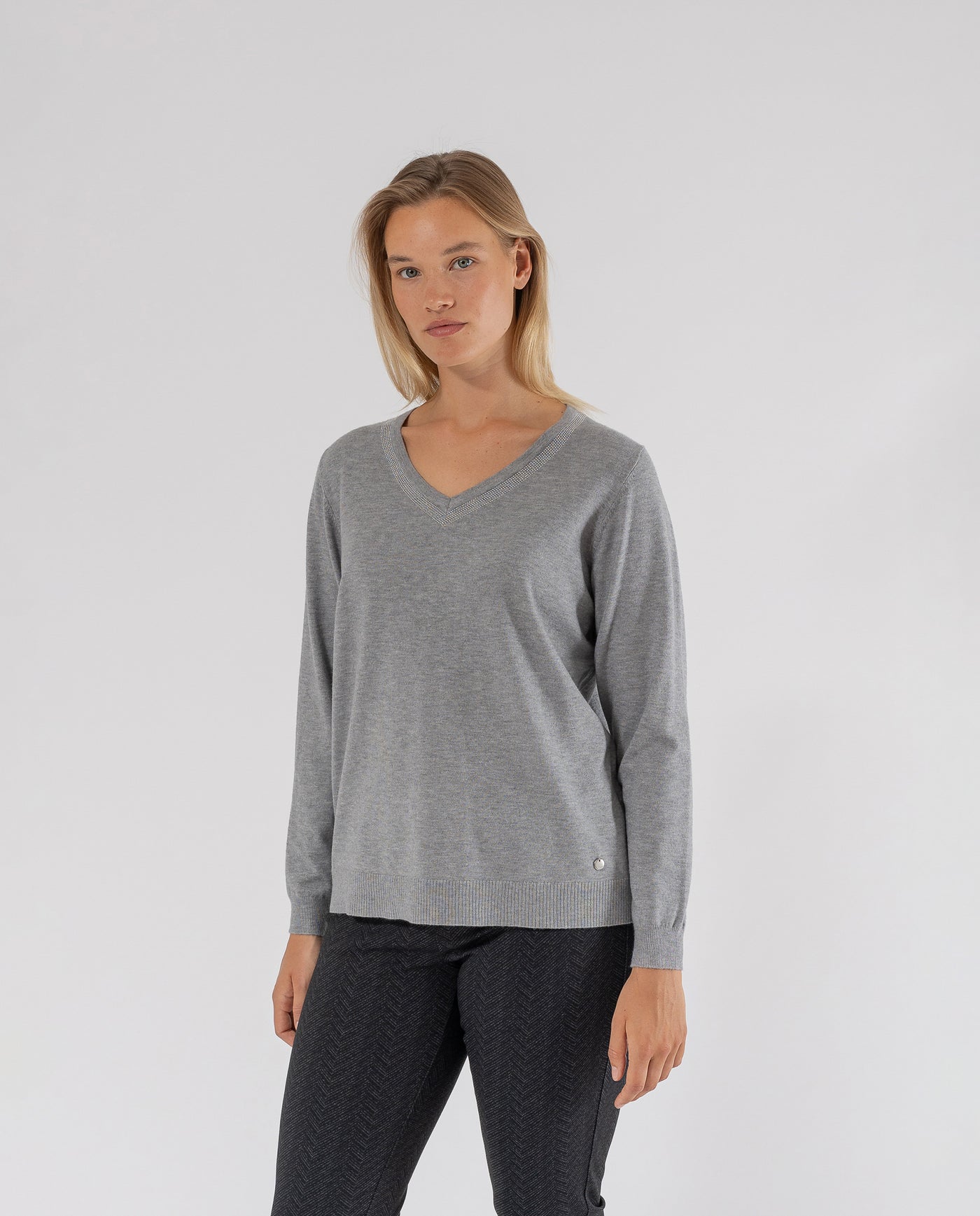 V-NECK SWEATER WITH JASPER GREY CHAIN