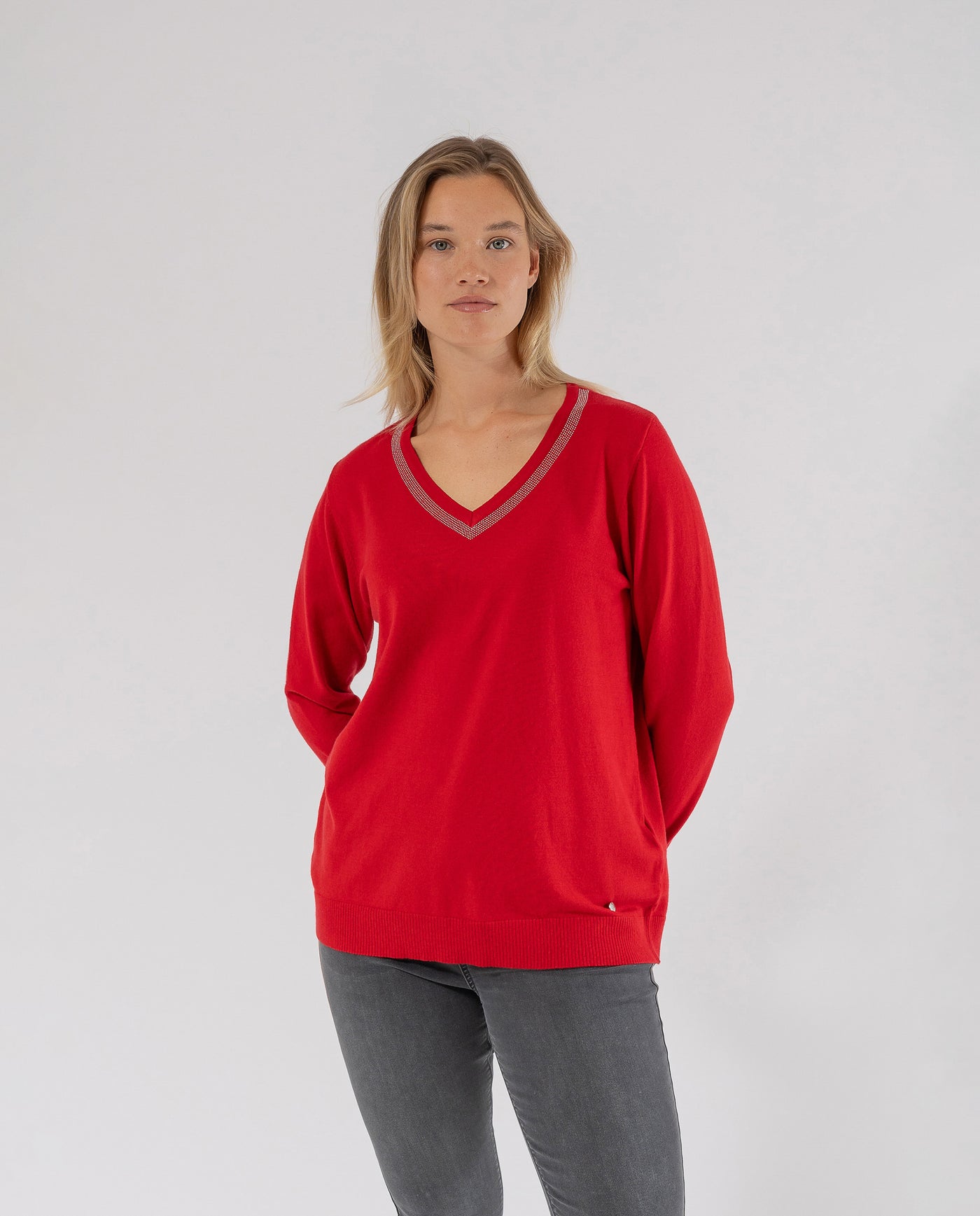 V-NECK SWEATER WITH RED CHAIN