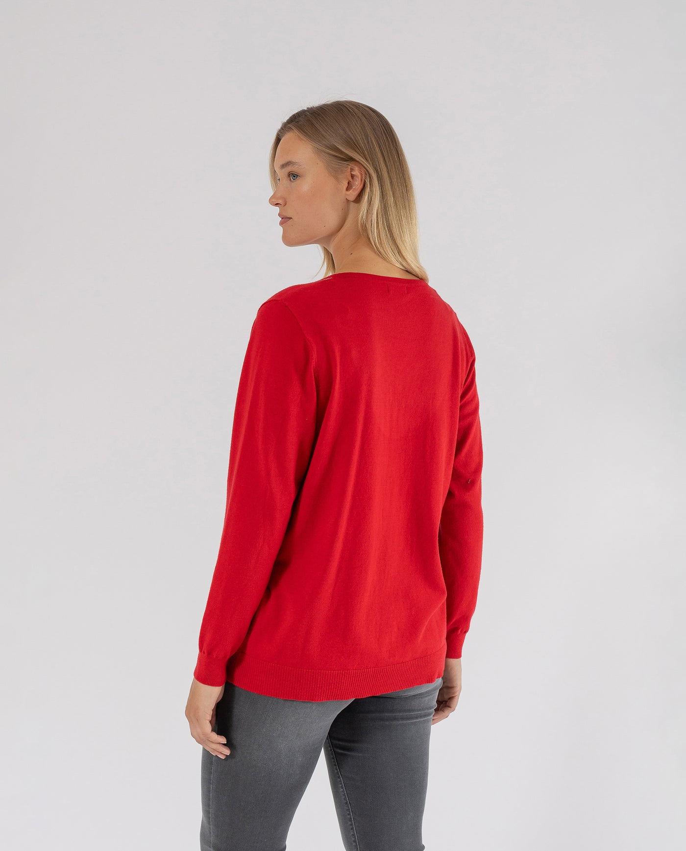 V-NECK SWEATER WITH RED CHAIN