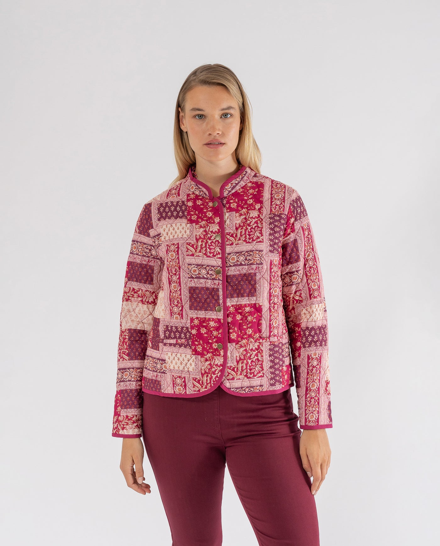 CHAQUETA ACOLCHADA CON ESTAMPADO PATCHWORK GRANATE