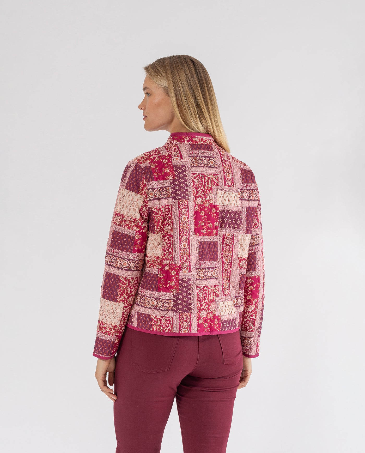 CHAQUETA ACOLCHADA CON ESTAMPADO PATCHWORK GRANATE