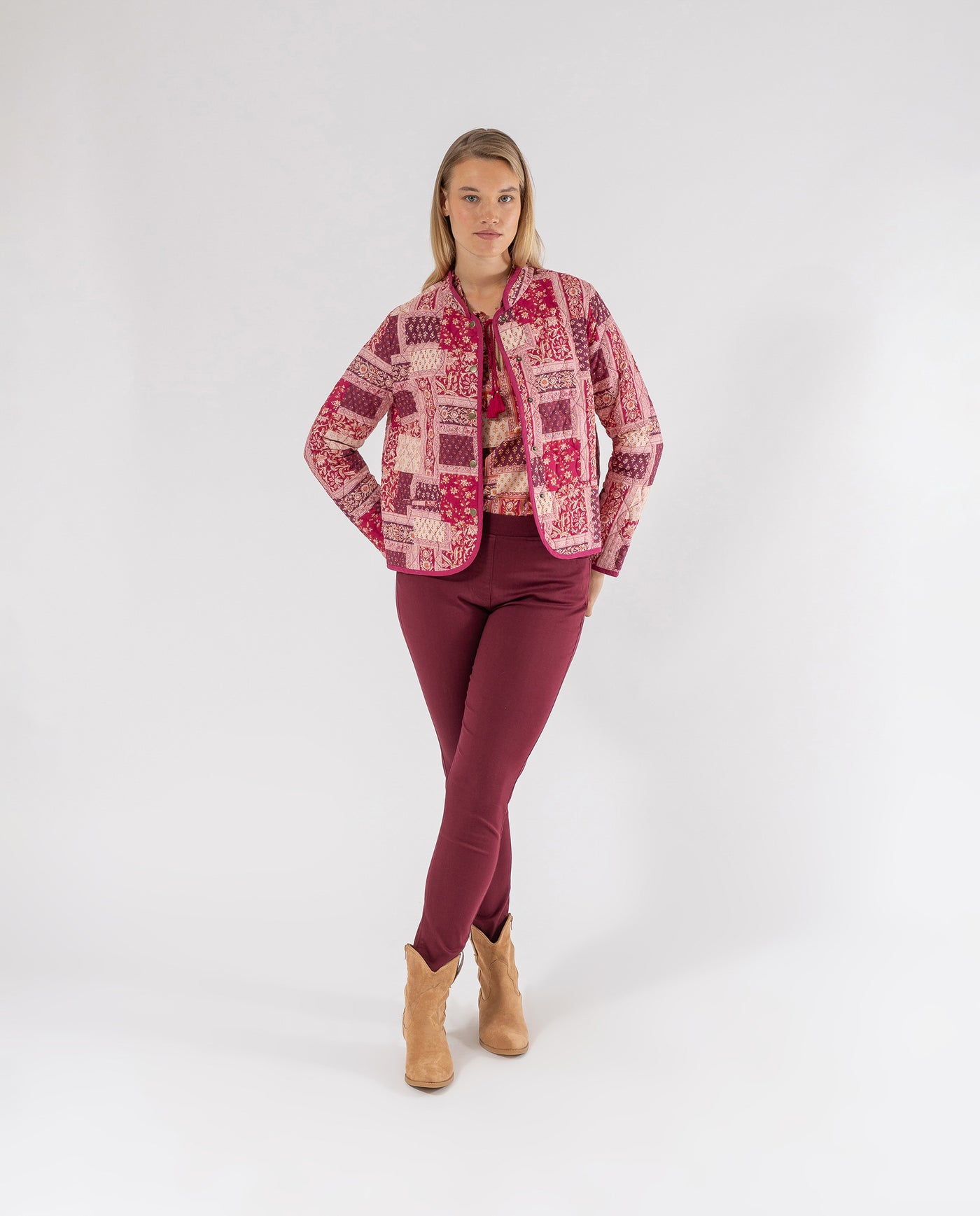 CHAQUETA ACOLCHADA CON ESTAMPADO PATCHWORK GRANATE