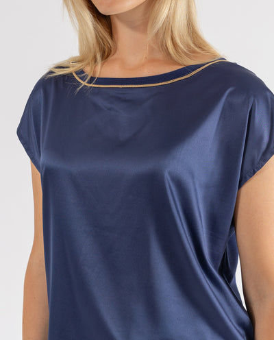 TOP SATINADO CON DETALLE EN CUELLO AZUL OSCURO