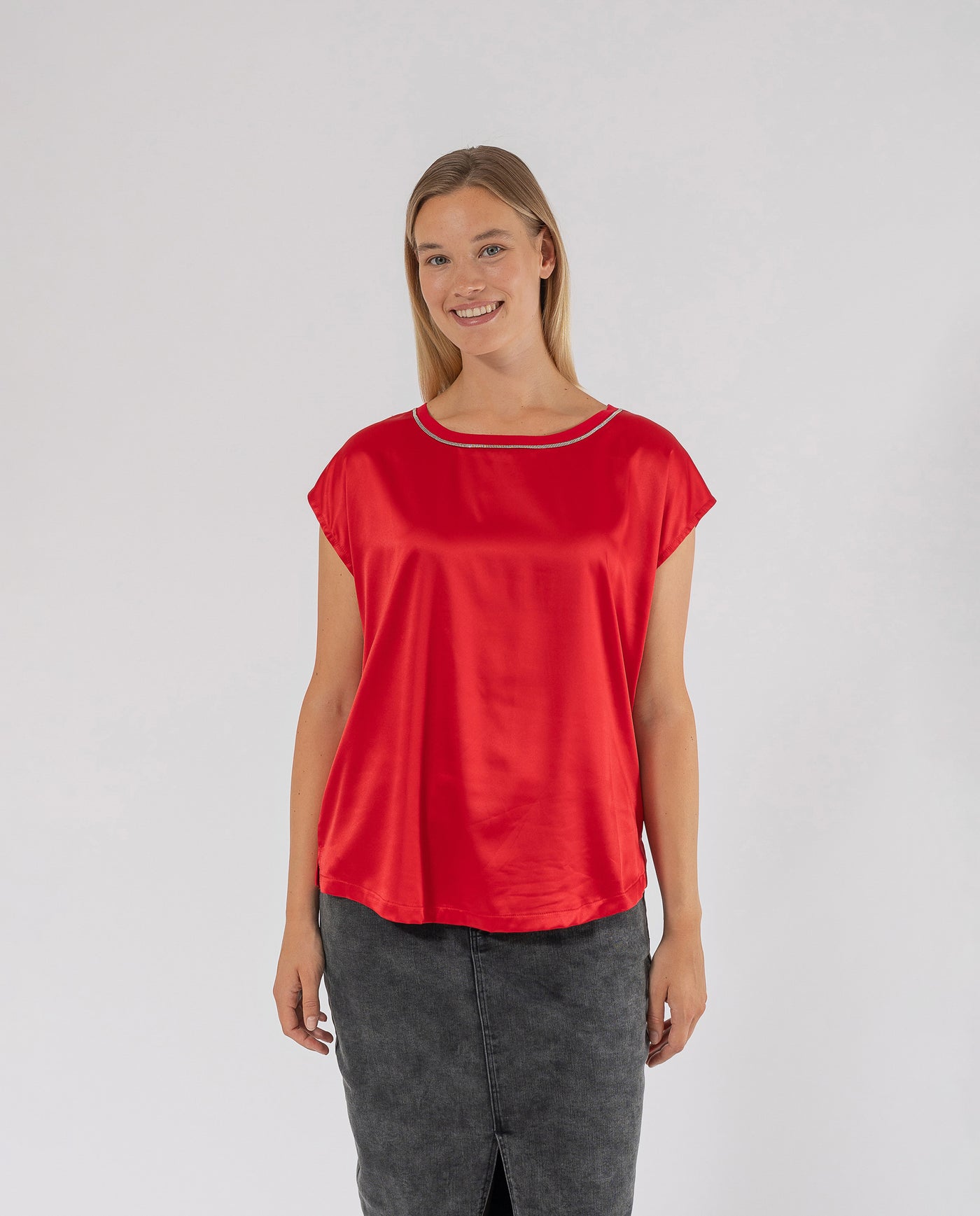 TOP SATINADO CON DETALLE EN CUELLO ROJO