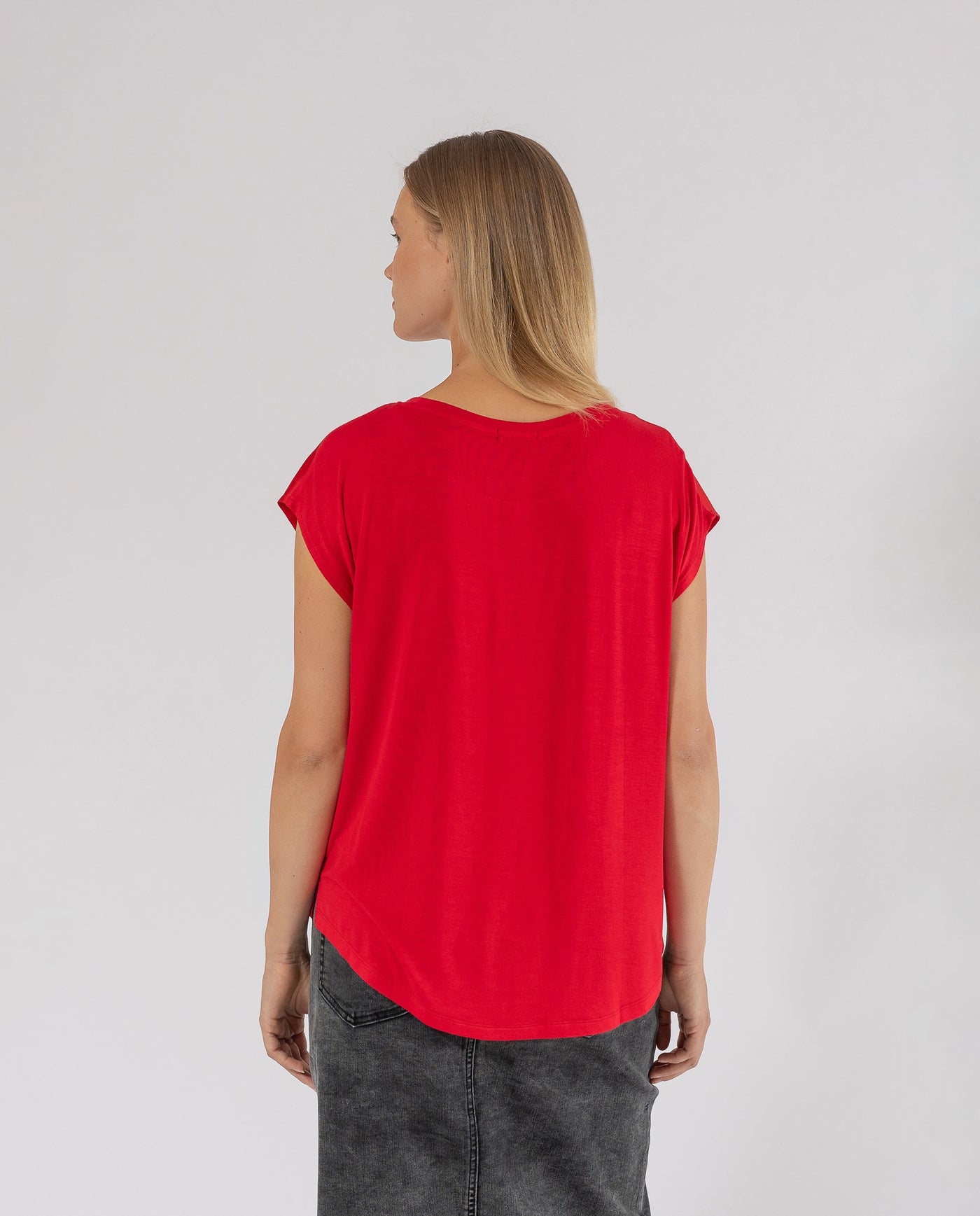 TOP SATINADO CON DETALLE EN CUELLO ROJO