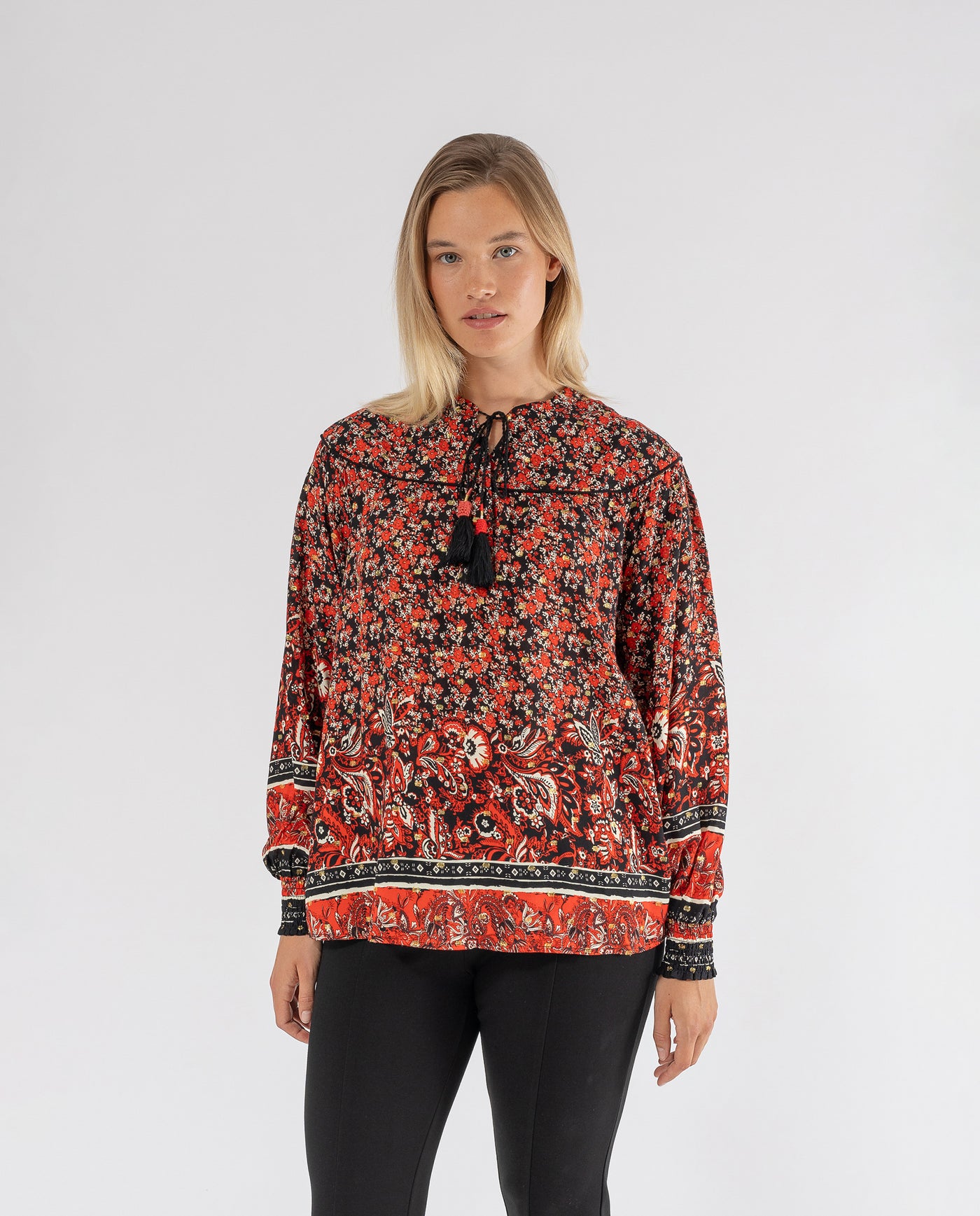 BLUSA ESTAMPADO FLORES CON VIVO EN CANESU NEGRO