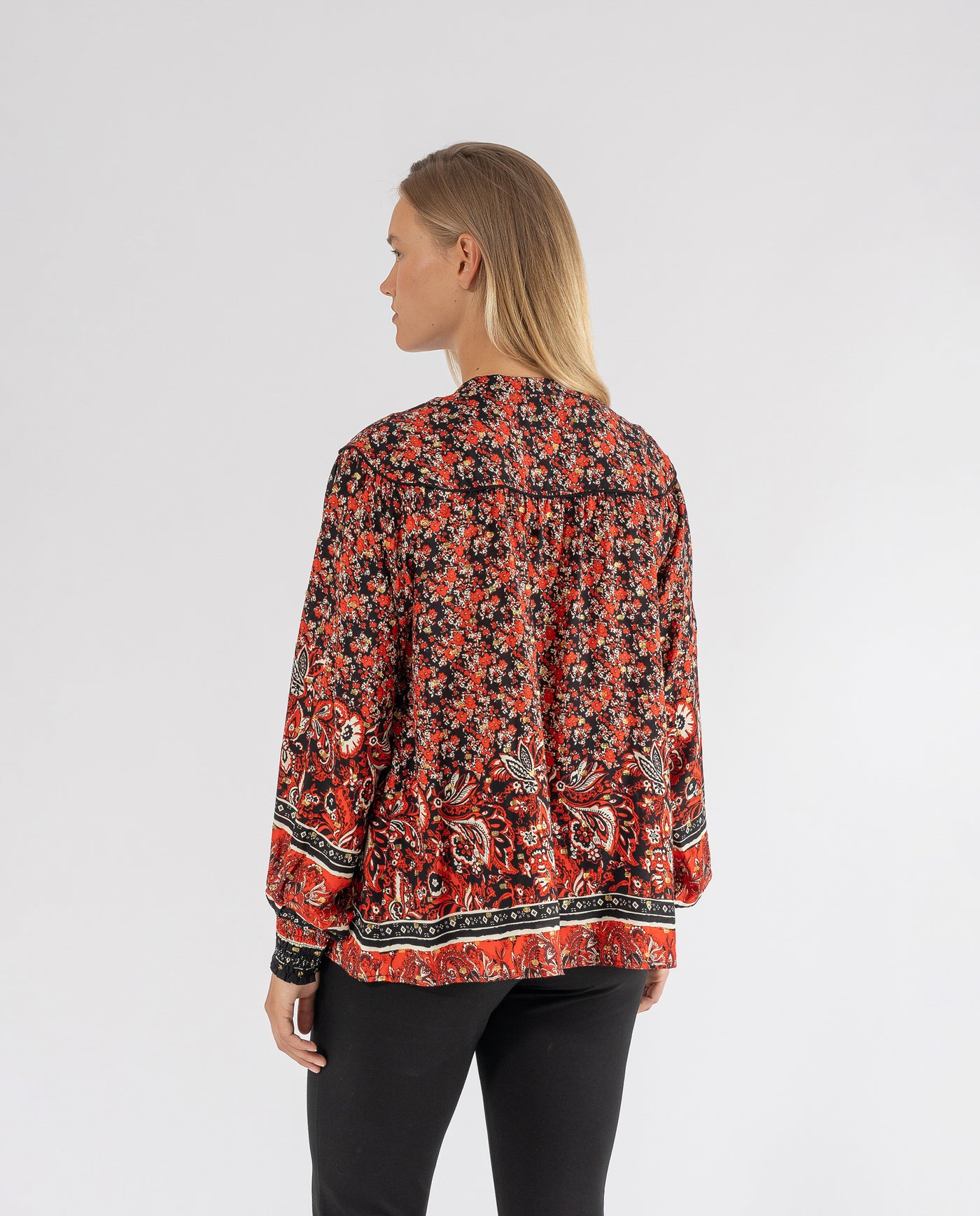 BLUSA ESTAMPADO FLORES CON VIVO EN CANESU NEGRO