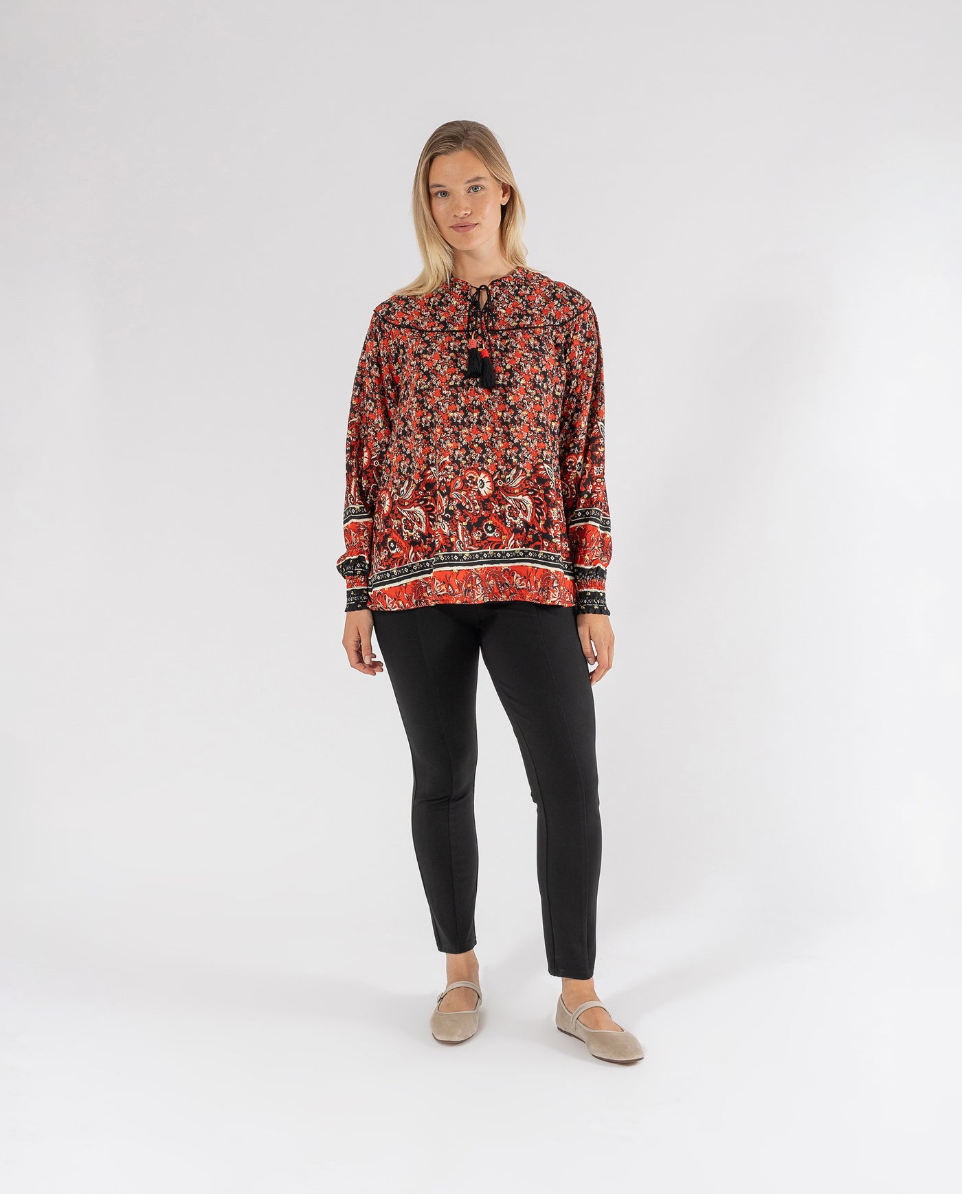 BLUSA ESTAMPADO FLORES CON VIVO EN CANESU NEGRO