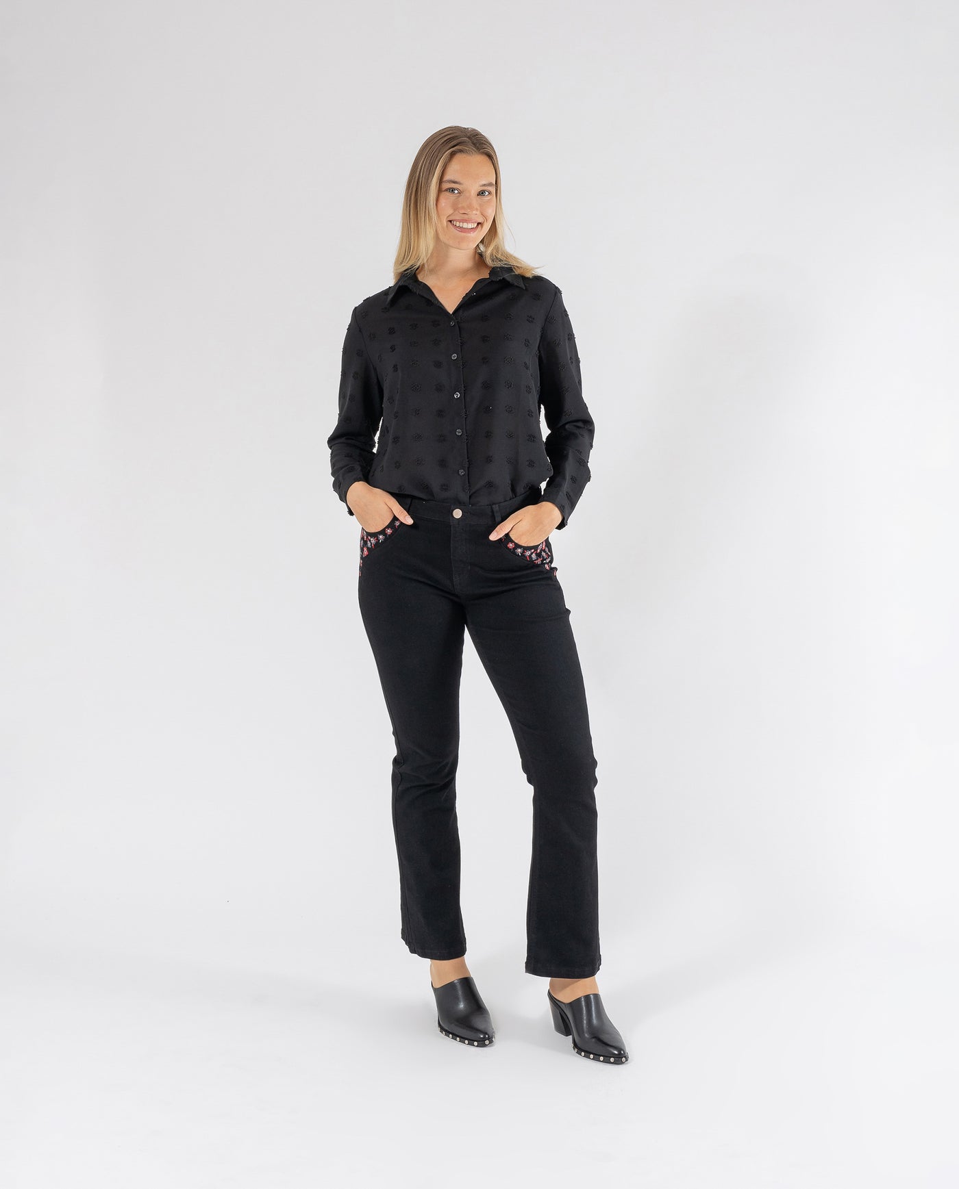 PANTALON VAQUERO EVASE CON BORDADO NEGRO