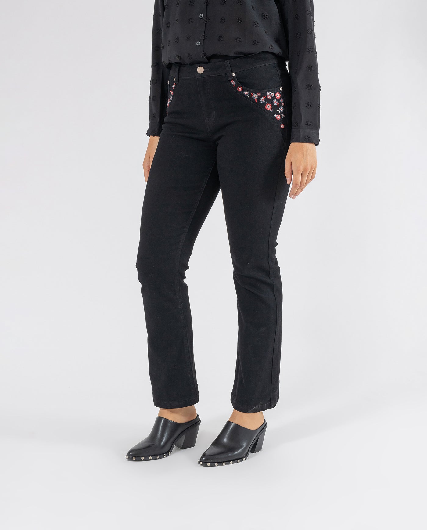 PANTALON VAQUERO EVASE CON BORDADO NEGRO