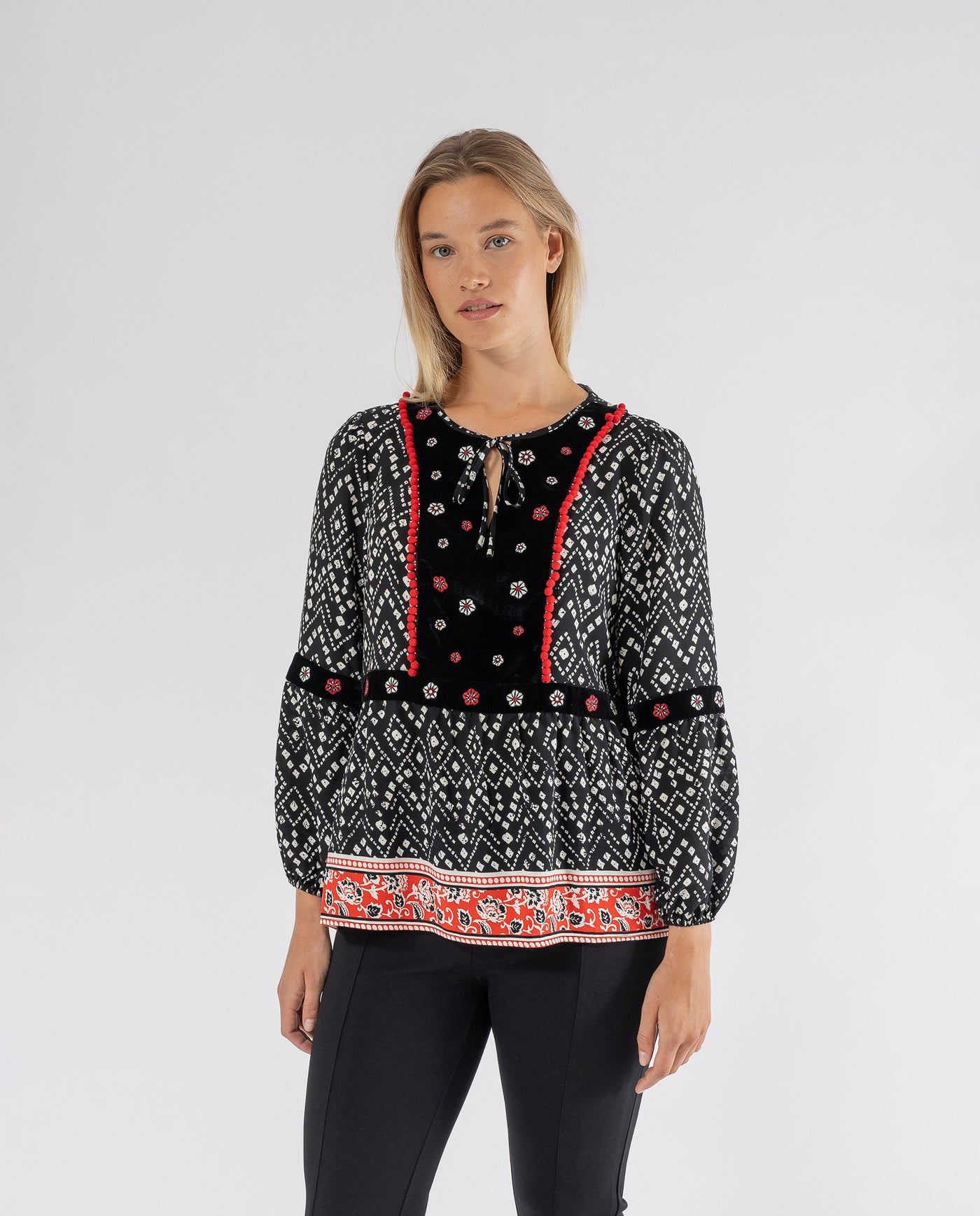 BLUSA BOHO CON BORDADOS Y MADROÑOS NEGRO