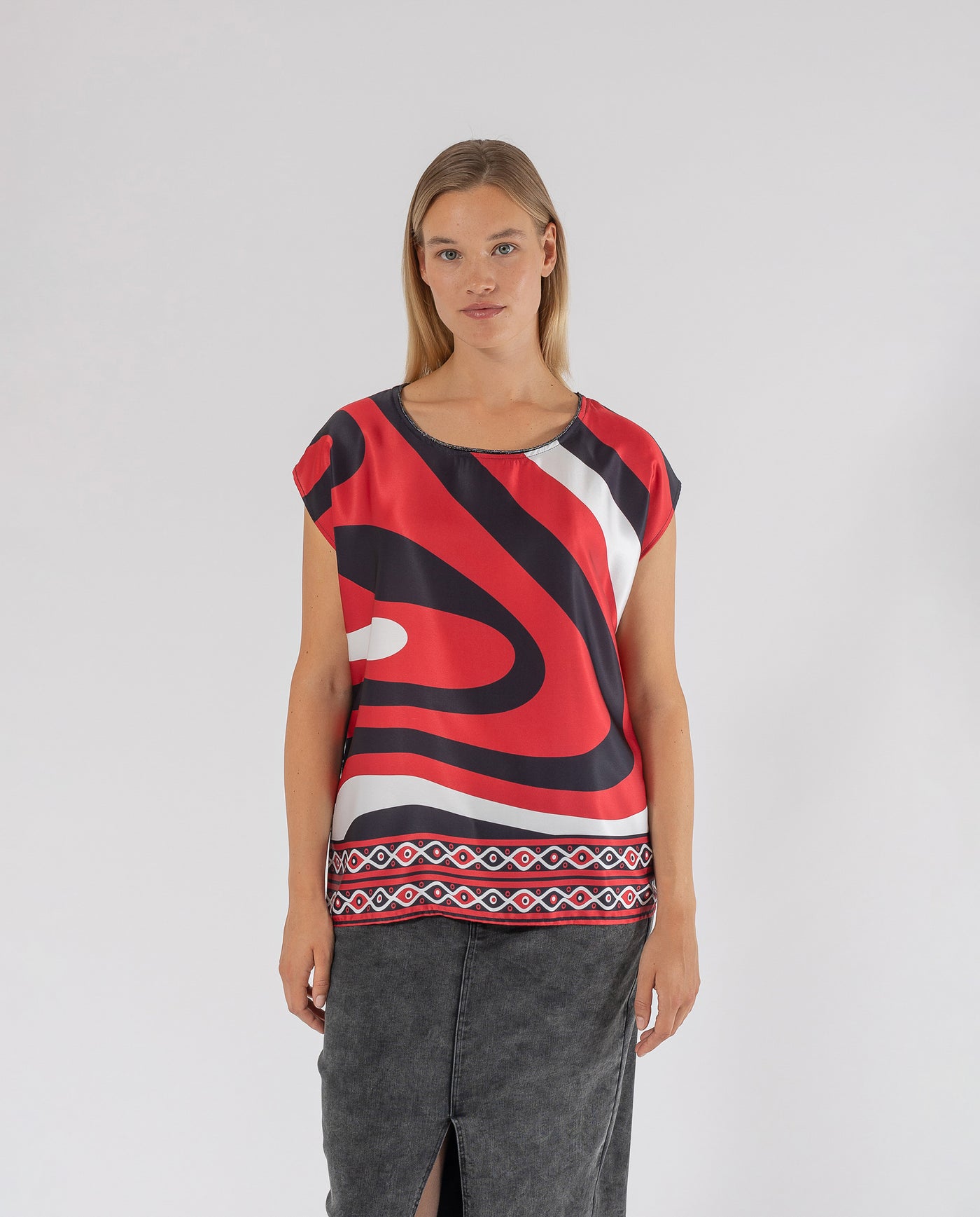 PRINTED T-SHIRT WITH RED COLLAR DETAIL