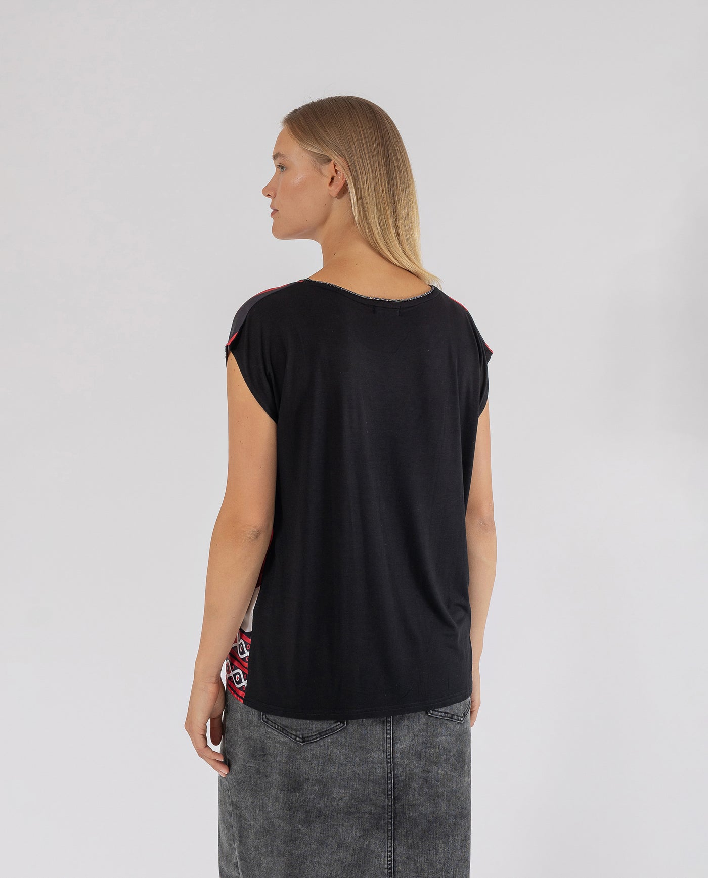 PRINTED T-SHIRT WITH RED COLLAR DETAIL