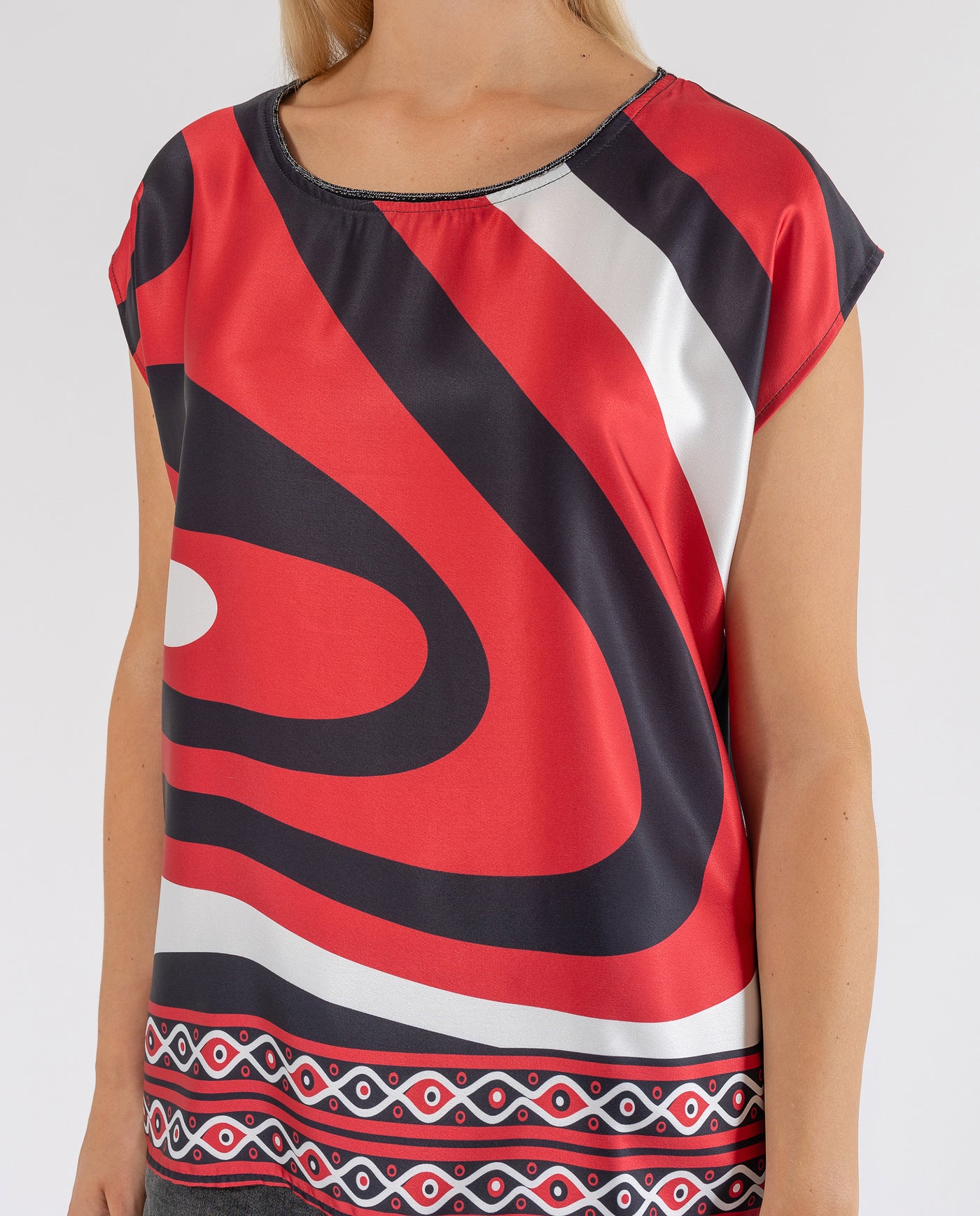 PRINTED T-SHIRT WITH RED COLLAR DETAIL