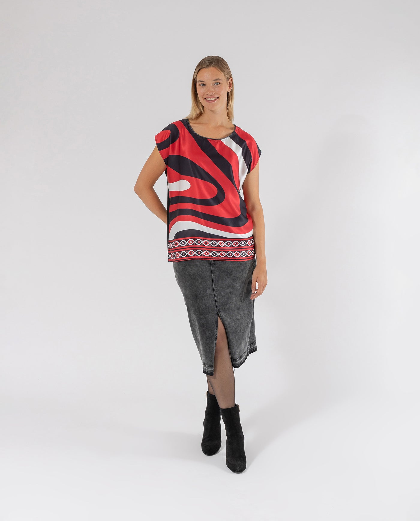 PRINTED T-SHIRT WITH RED COLLAR DETAIL