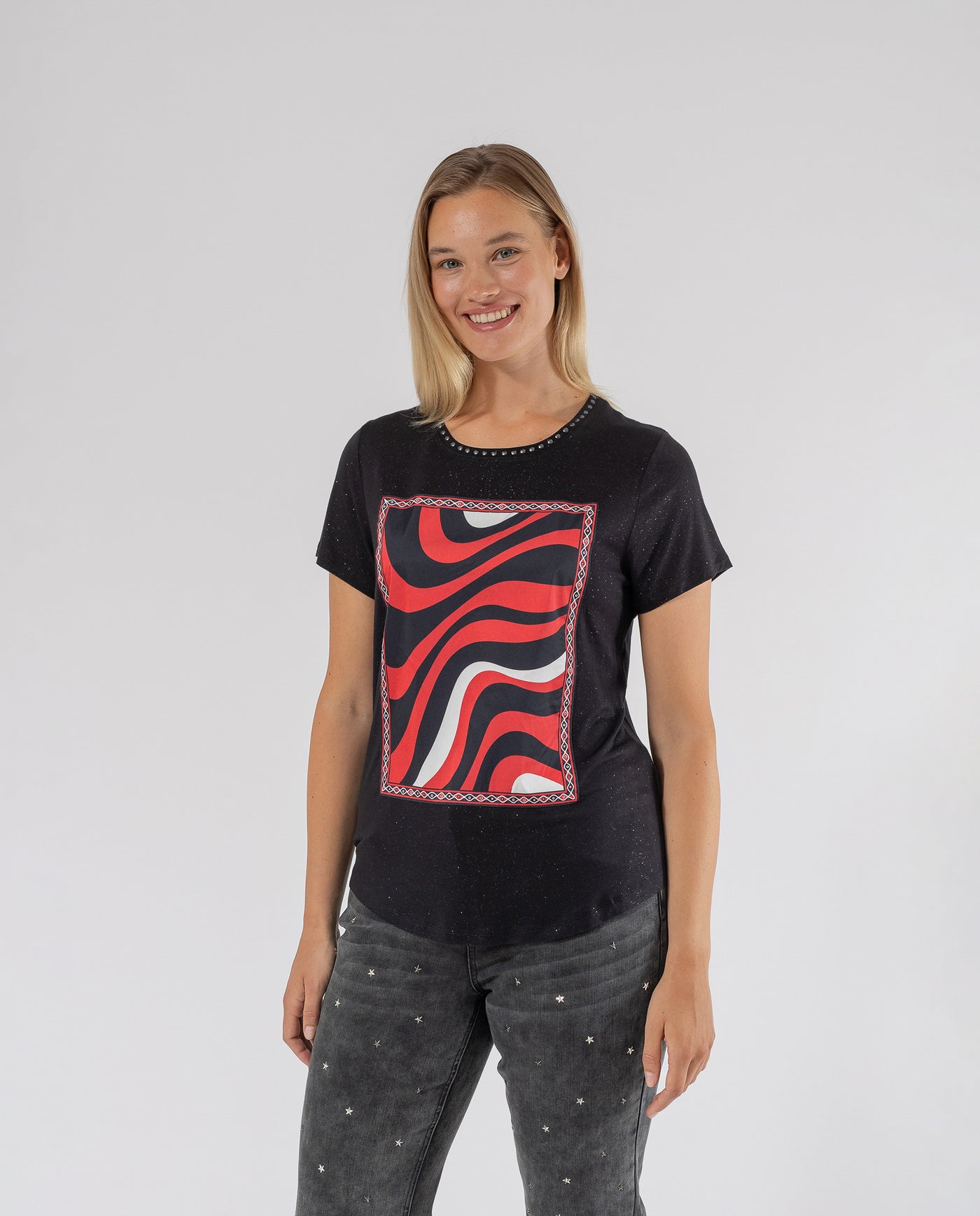 CAMISETA CON ESTAMPACION Y TACHAS NEGRO