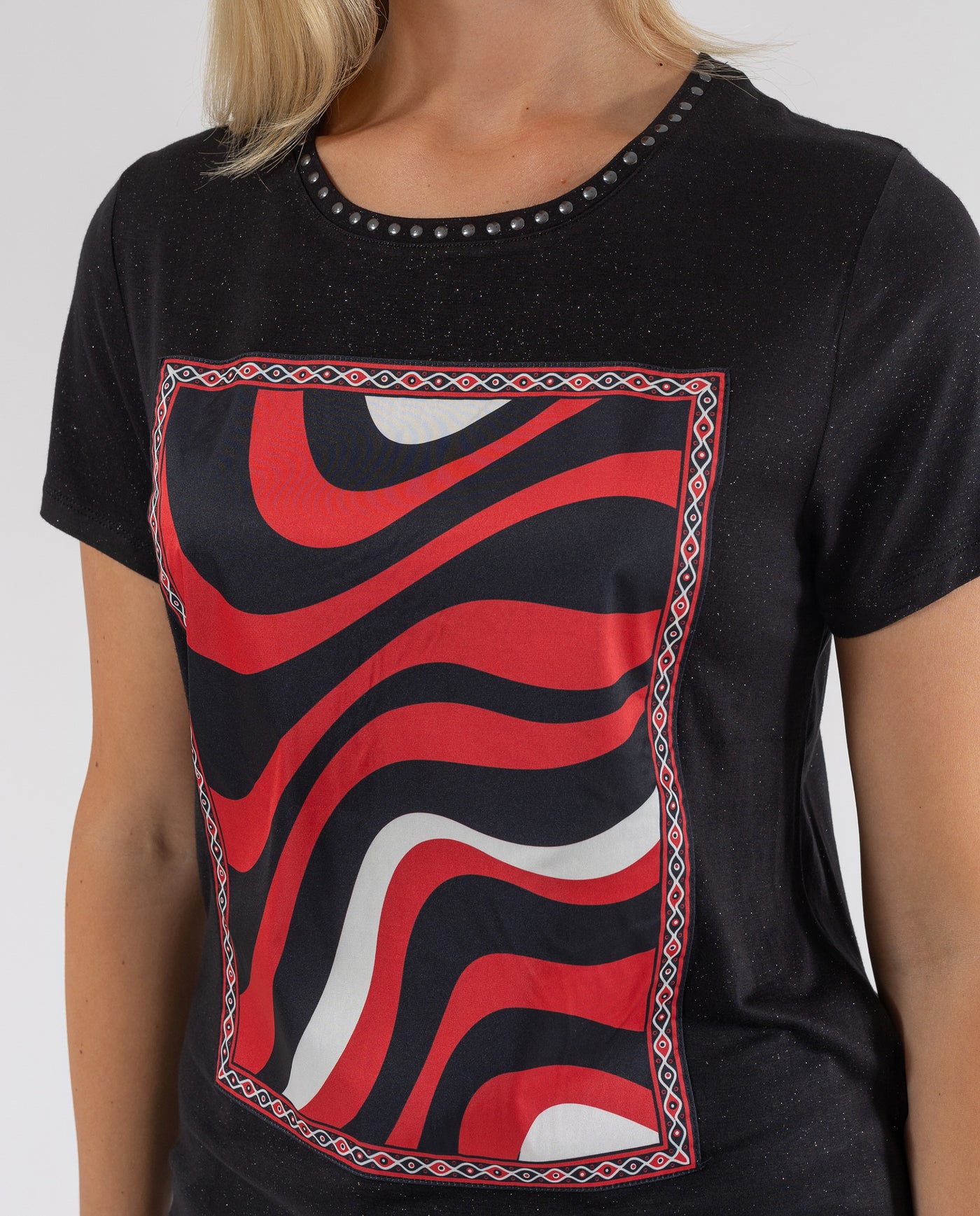 CAMISETA CON ESTAMPACION Y TACHAS NEGRO