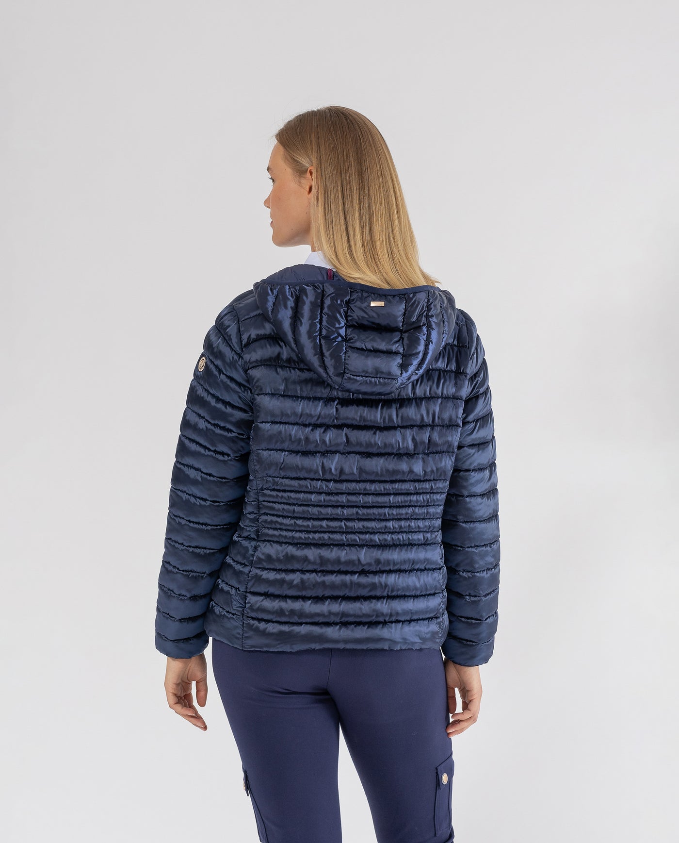 PARKA ENTALLADA CON CAPUCHA AZUL OSCURO