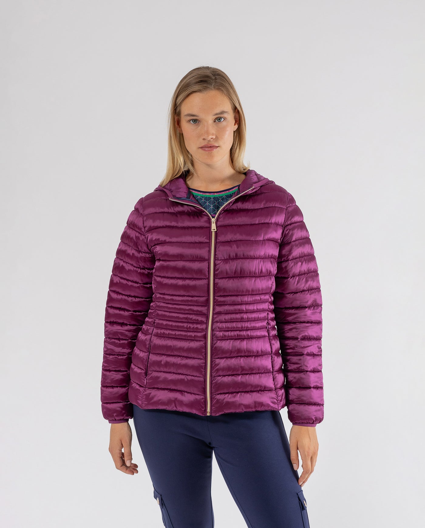 PARKA ENTALLADA CON CAPUCHA MAGENTA