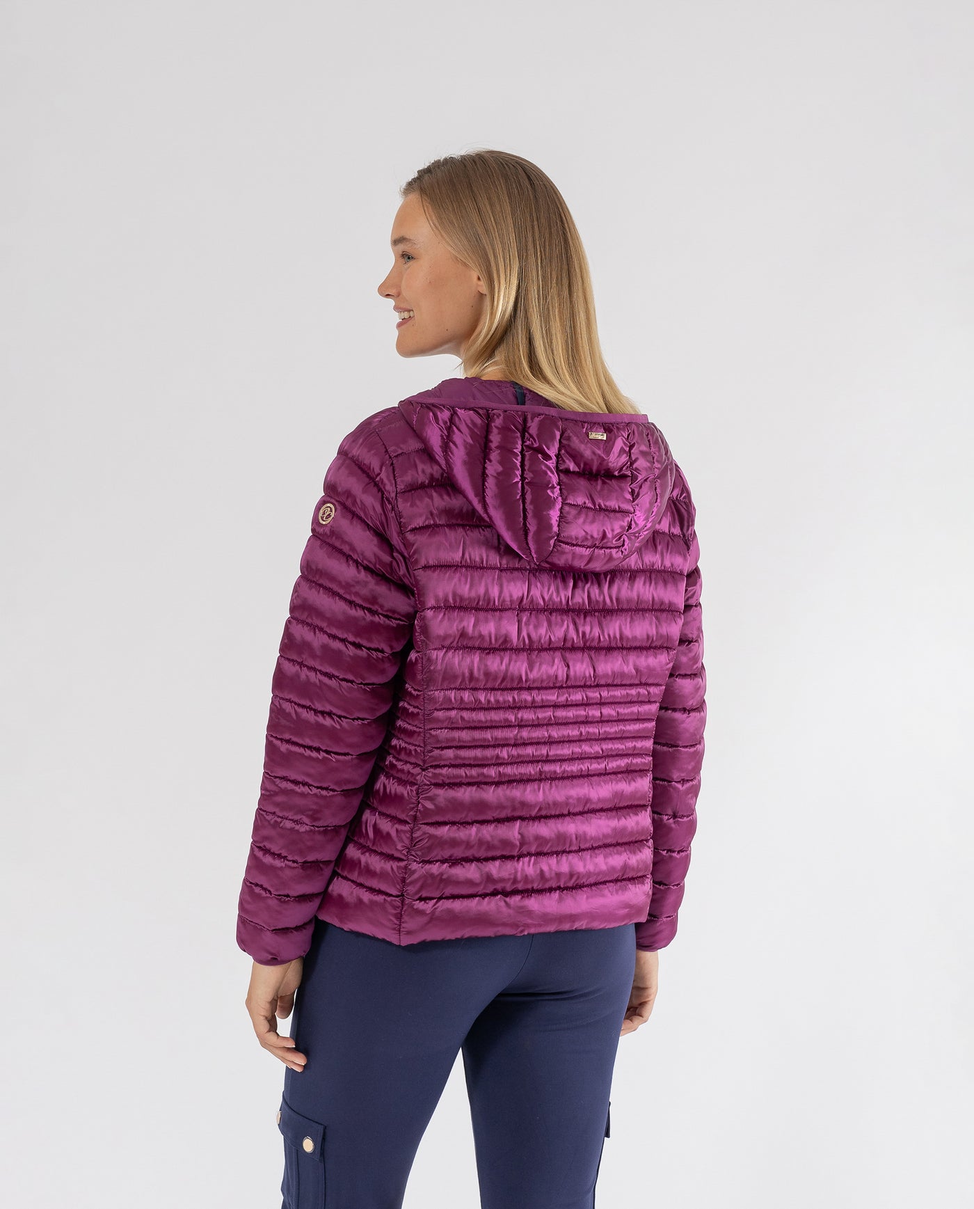 PARKA ENTALLADA CON CAPUCHA MAGENTA