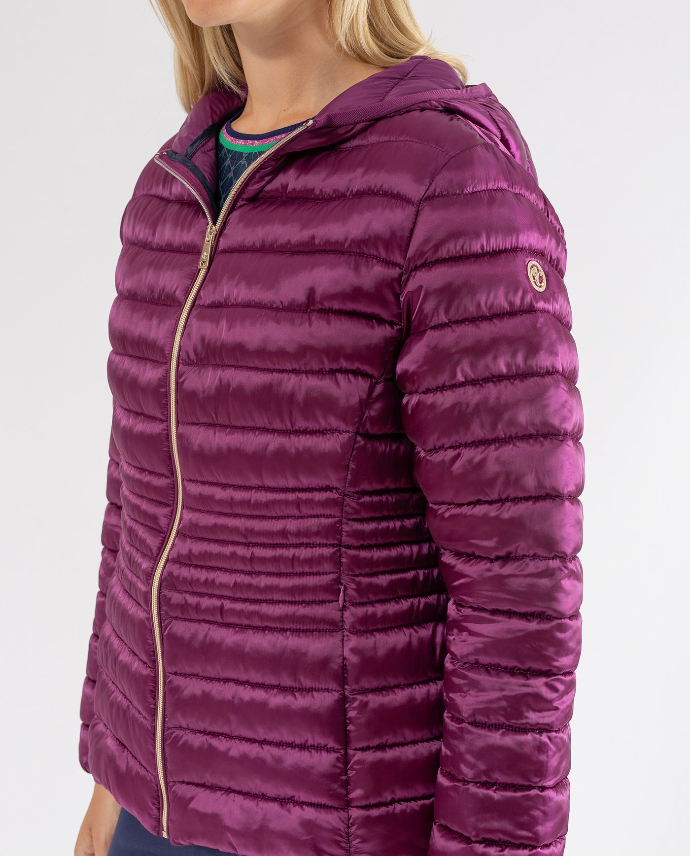 PARKA ENTALLADA CON CAPUCHA MAGENTA