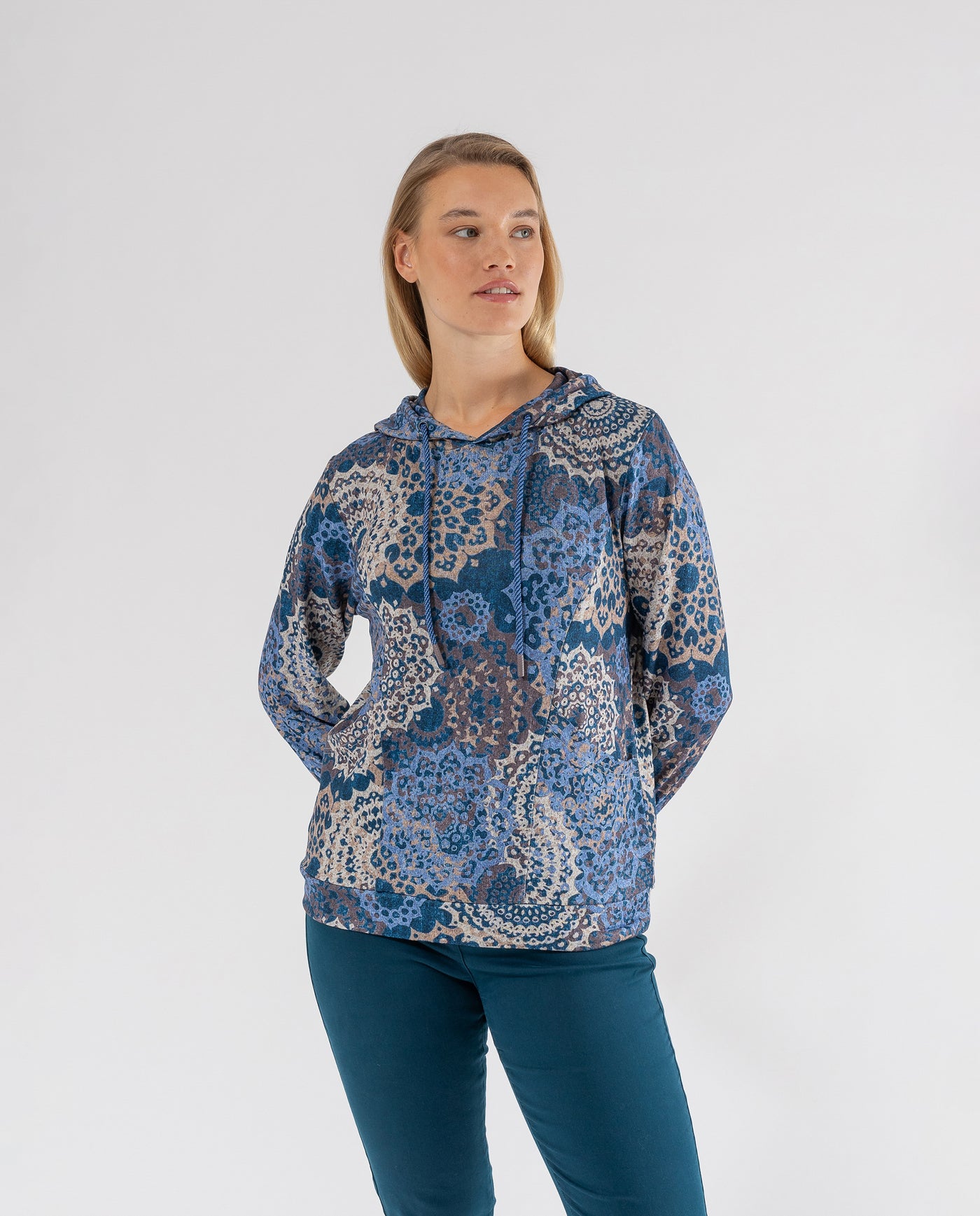 SUDADERA CON CAPUCHA ESTAMPADA  AZUL MEDIO