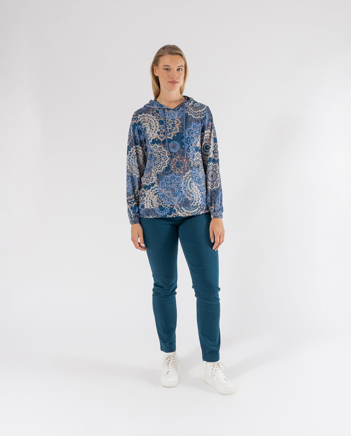 SUDADERA CON CAPUCHA ESTAMPADA  AZUL MEDIO