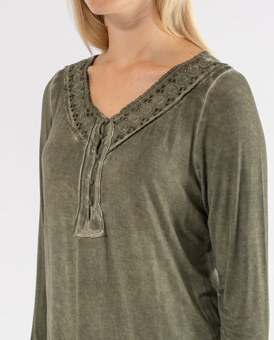 CAMISETA ESCOTE LACE EFECTO LAVADO CAQUI