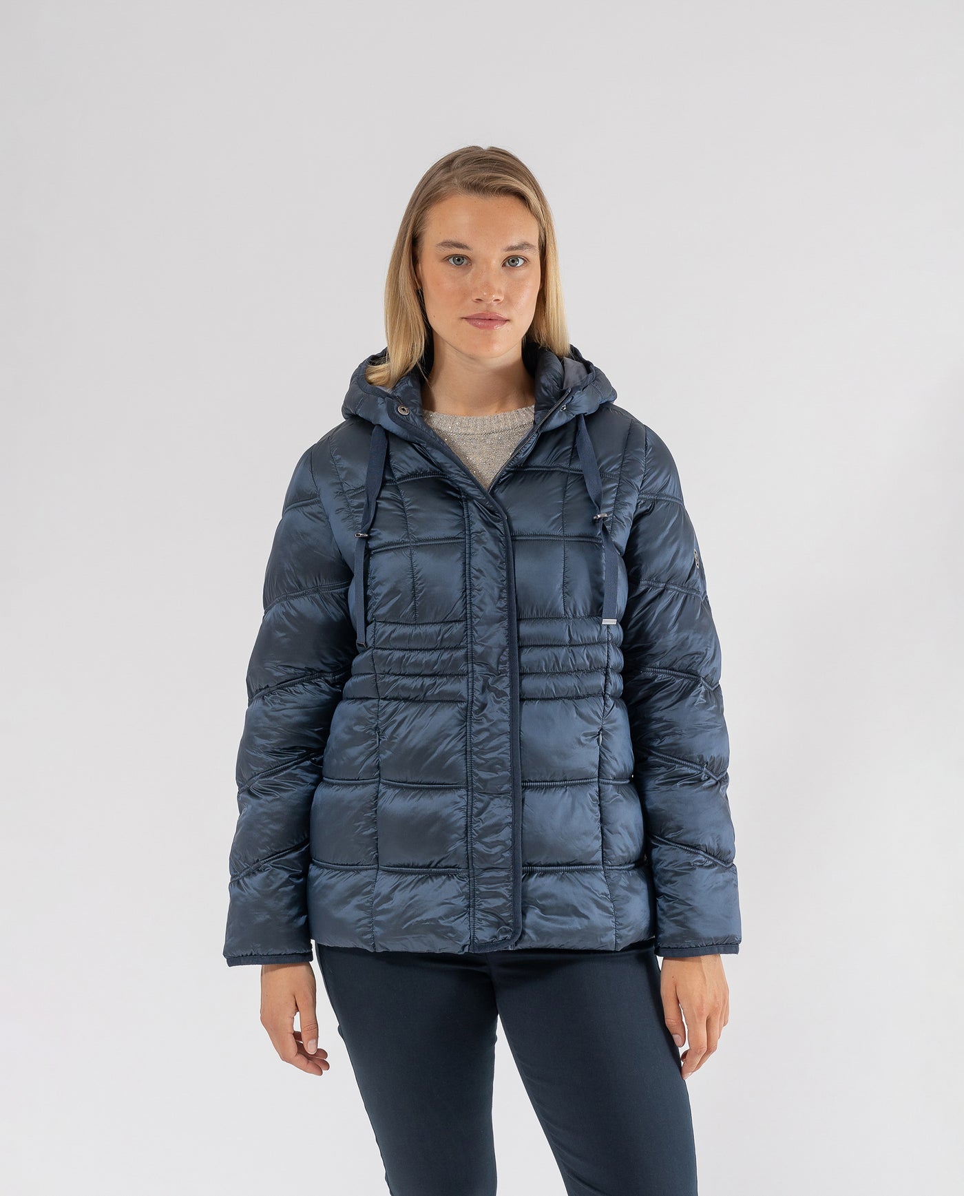 PARKA CUELLO SUBIDO CON CAPUCHA Y VIVOS EN CONTRASTE AZUL