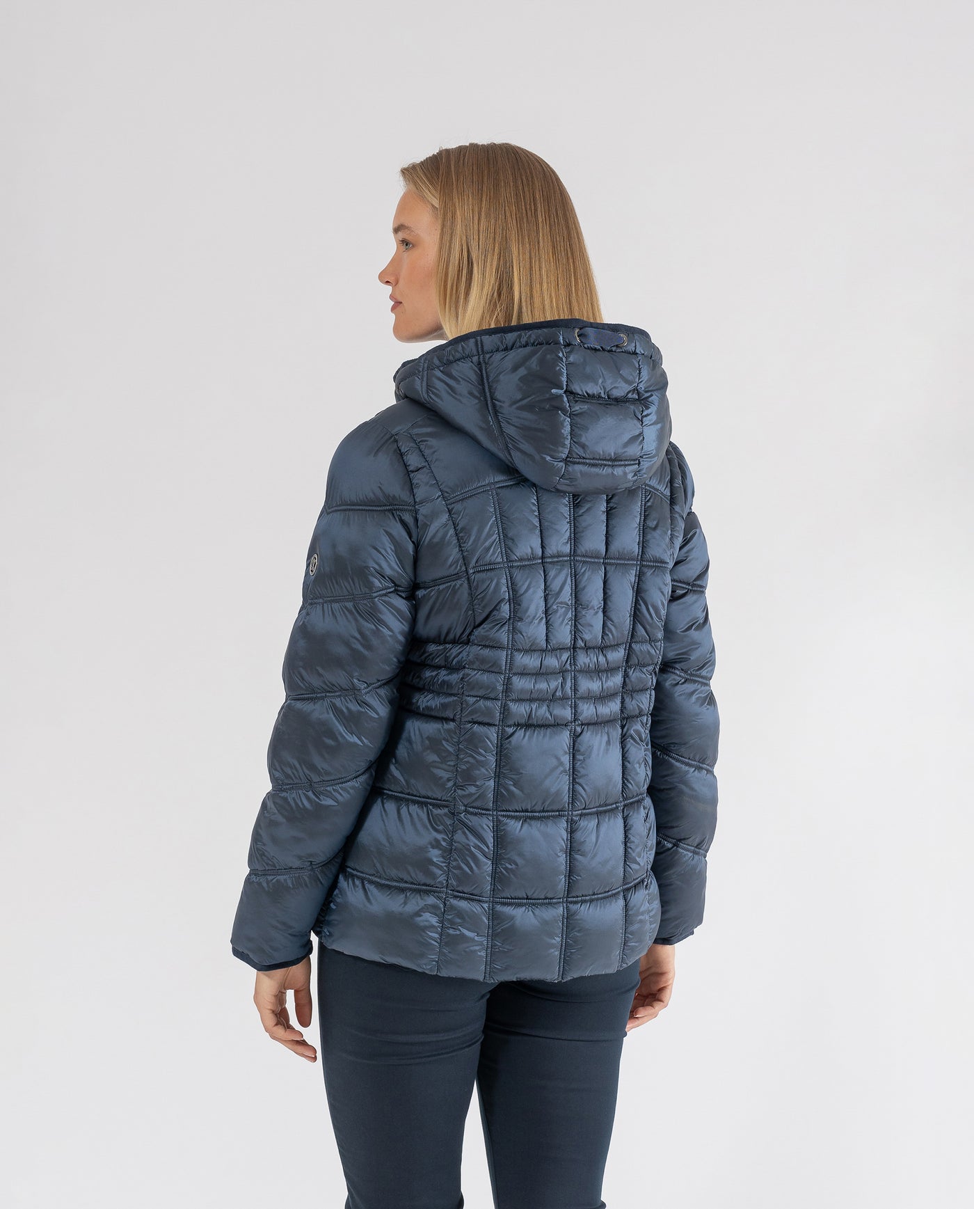 PARKA CUELLO SUBIDO CON CAPUCHA Y VIVOS EN CONTRASTE AZUL