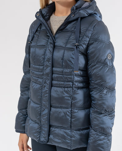 PARKA CUELLO SUBIDO CON CAPUCHA Y VIVOS EN CONTRASTE AZUL