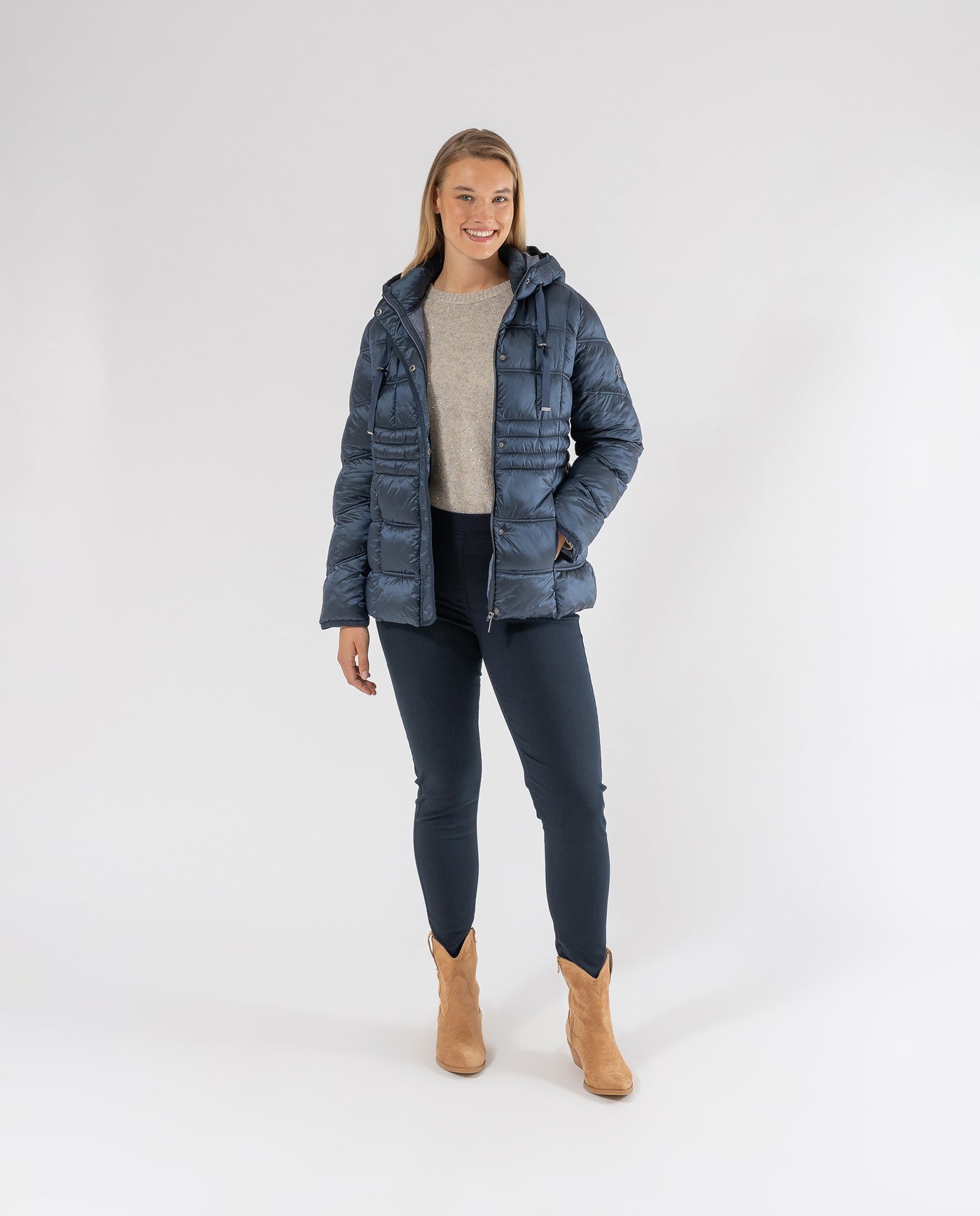 PARKA CUELLO SUBIDO CON CAPUCHA Y VIVOS EN CONTRASTE AZUL