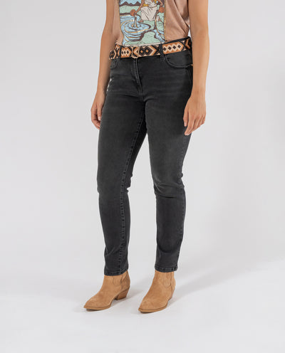 PANTALON VAQUERO PUSH-UP CON CINTURON  GRIS