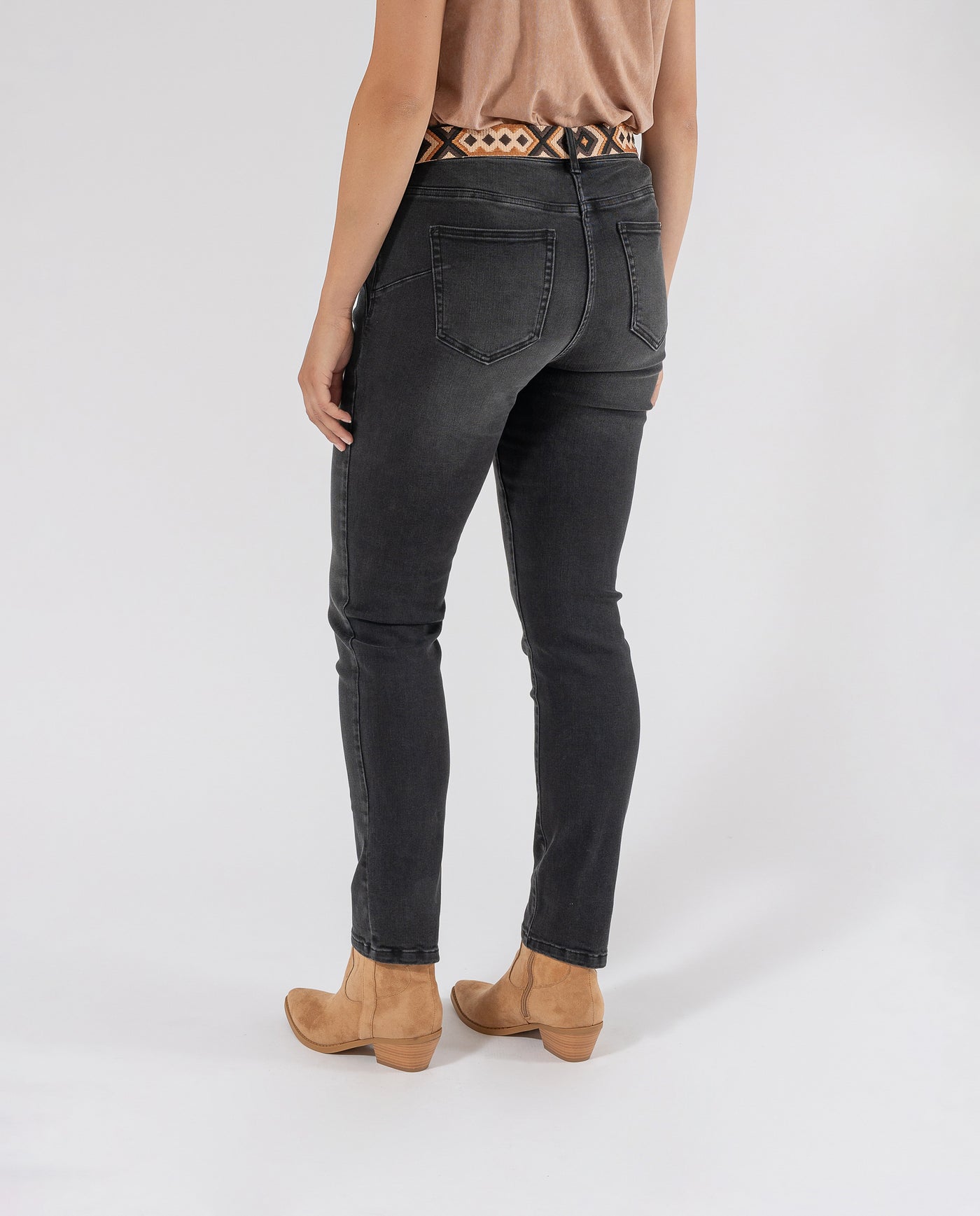 PANTALON VAQUERO PUSH-UP CON CINTURON  GRIS