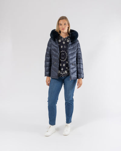 PARKA ENTALLADA CON CAPUCHA Y PELO AZUL