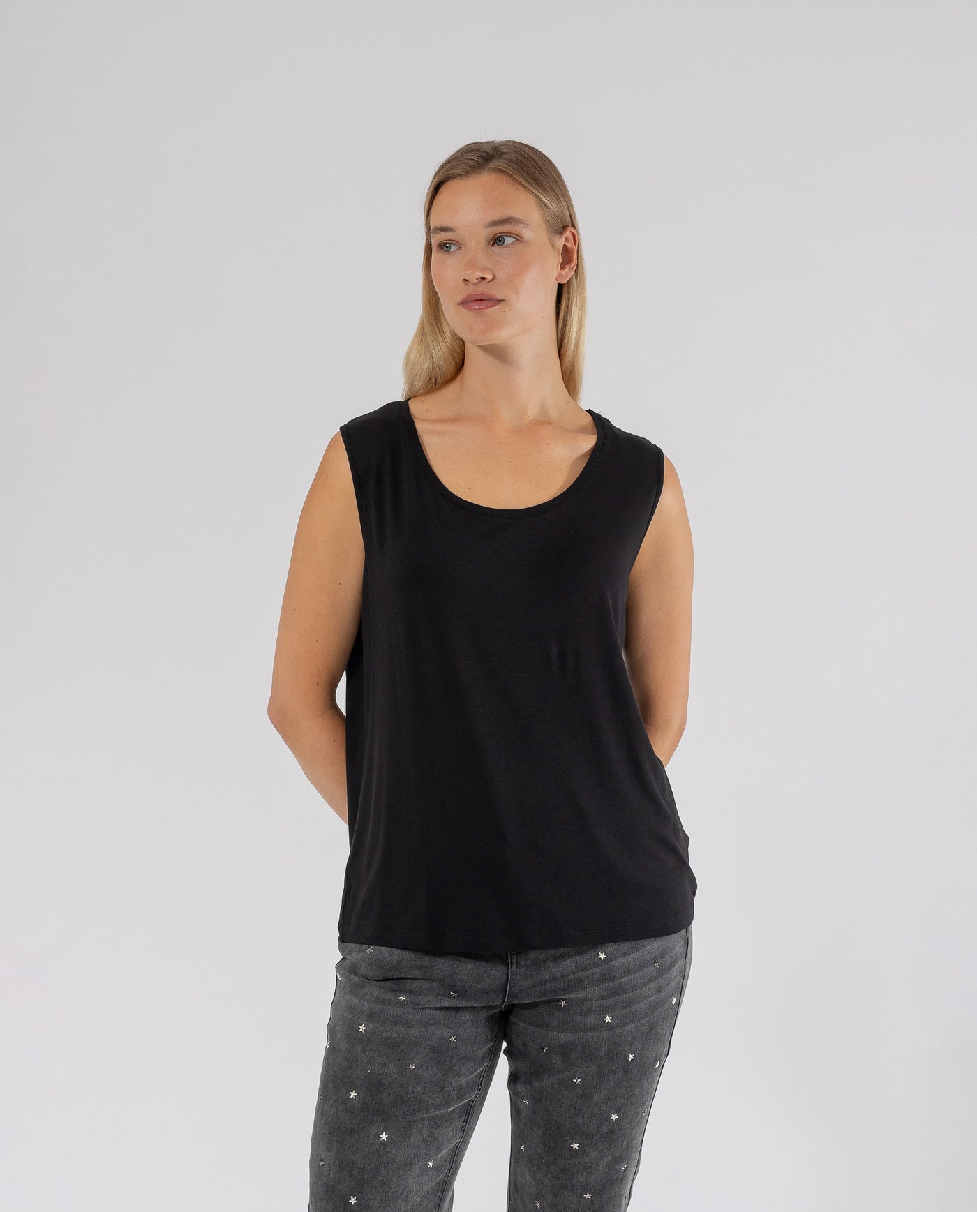 BLACK SLEEVELESS T-SHIRT