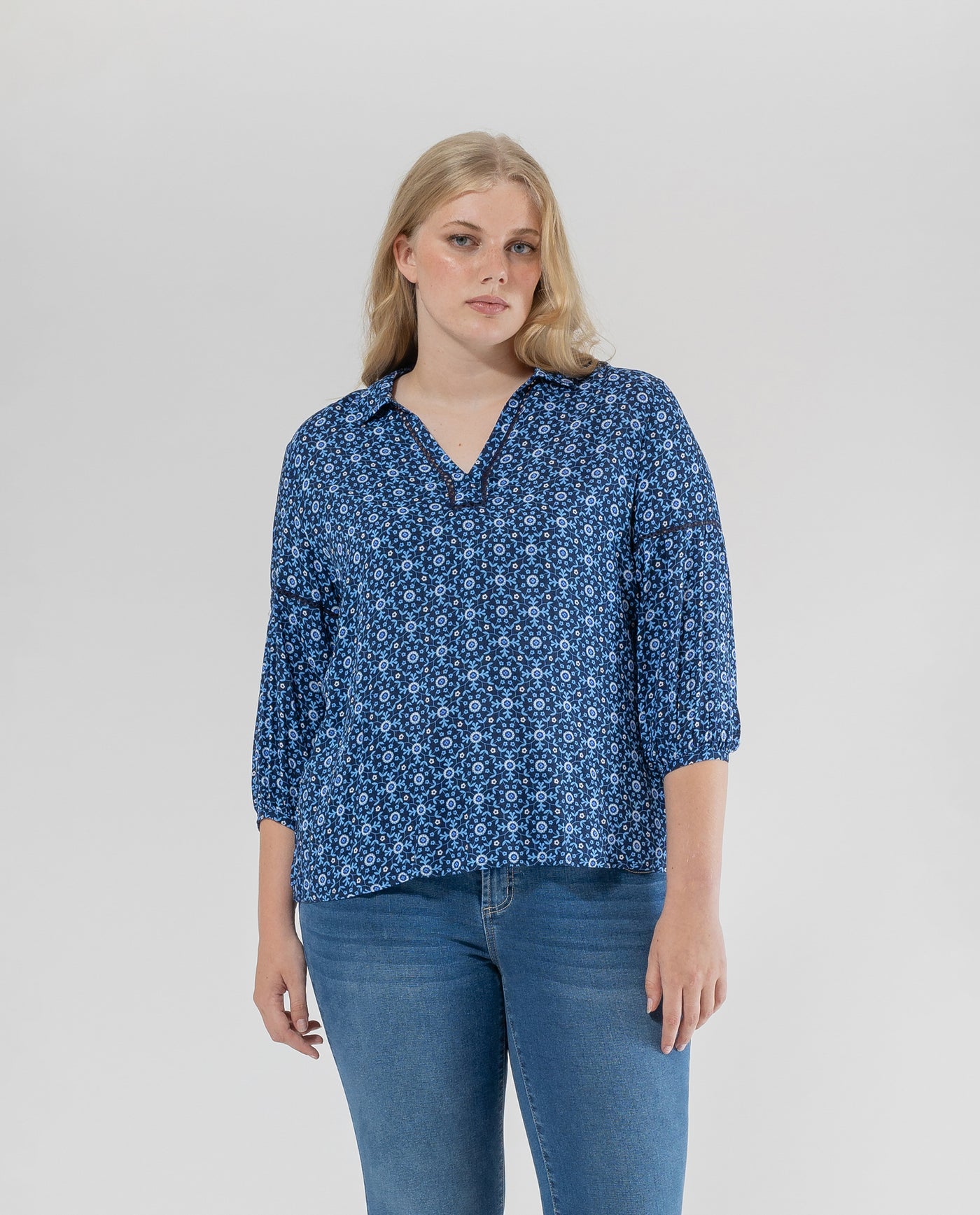 BLUSA ESCOTE PICO CON ENTREDOSES EN ESCOTE  Y MANGAS  AZUL OSCURO