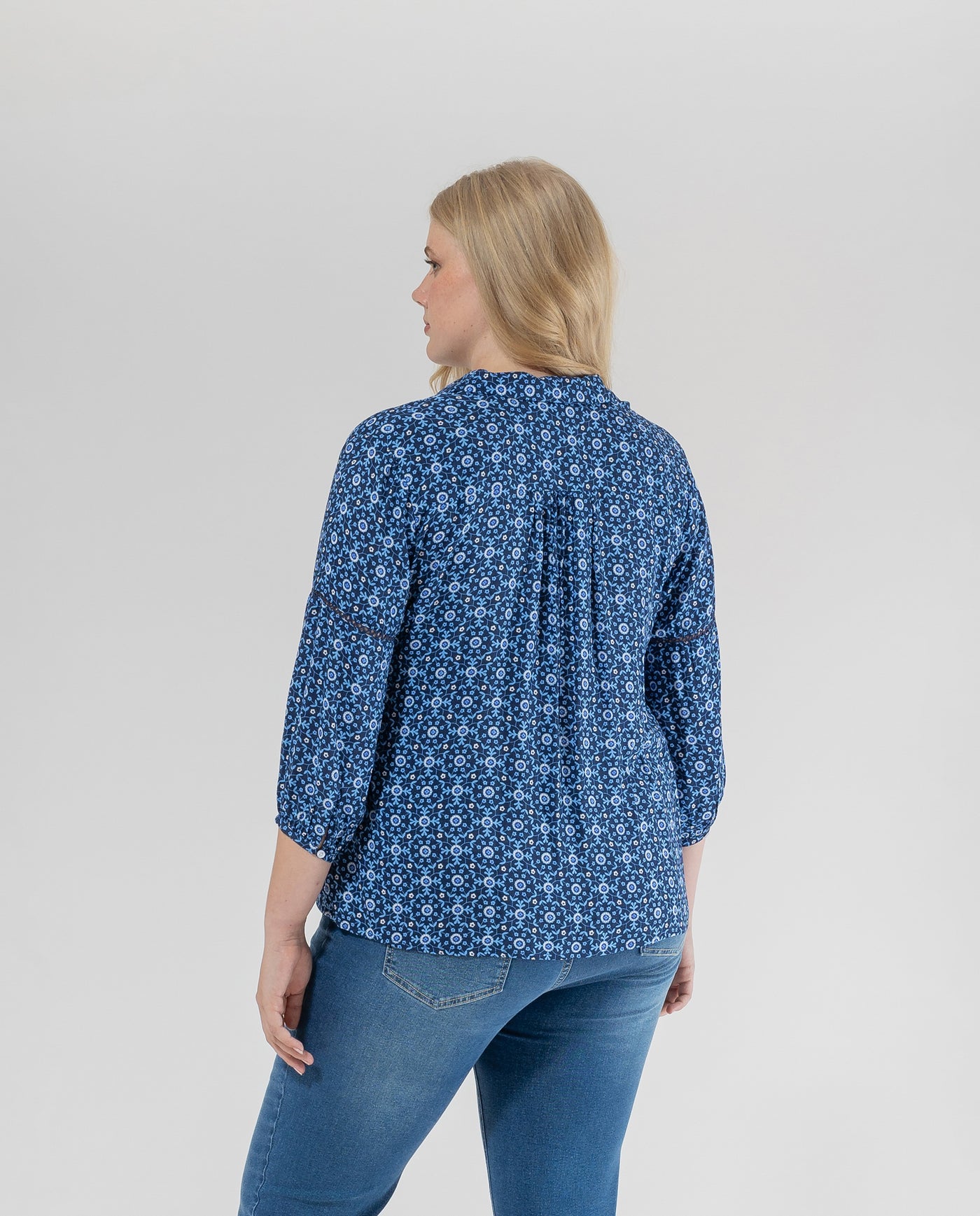 BLUSA ESCOTE PICO CON ENTREDOSES EN ESCOTE  Y MANGAS  AZUL OSCURO