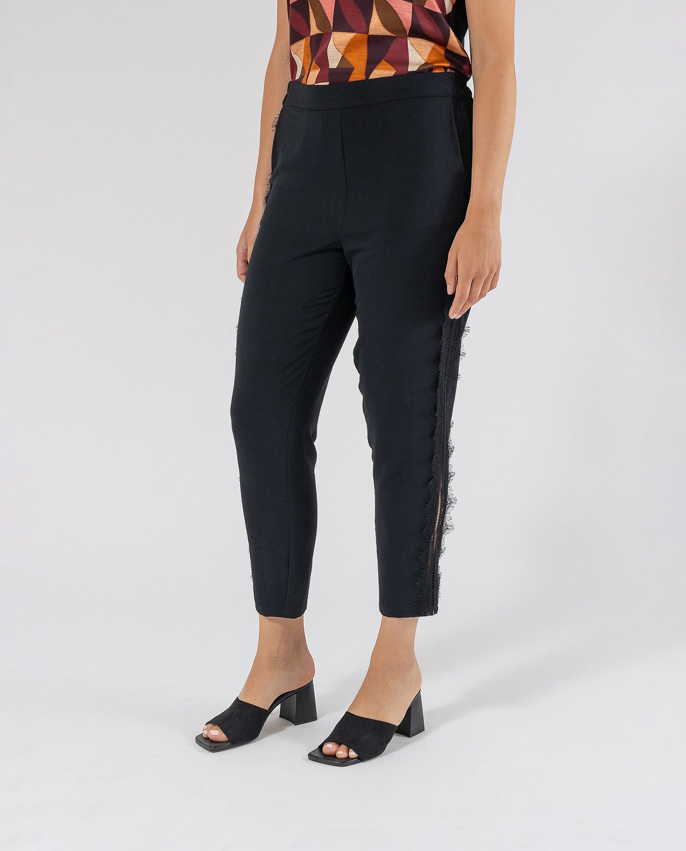 Trousers with lace on the side in black