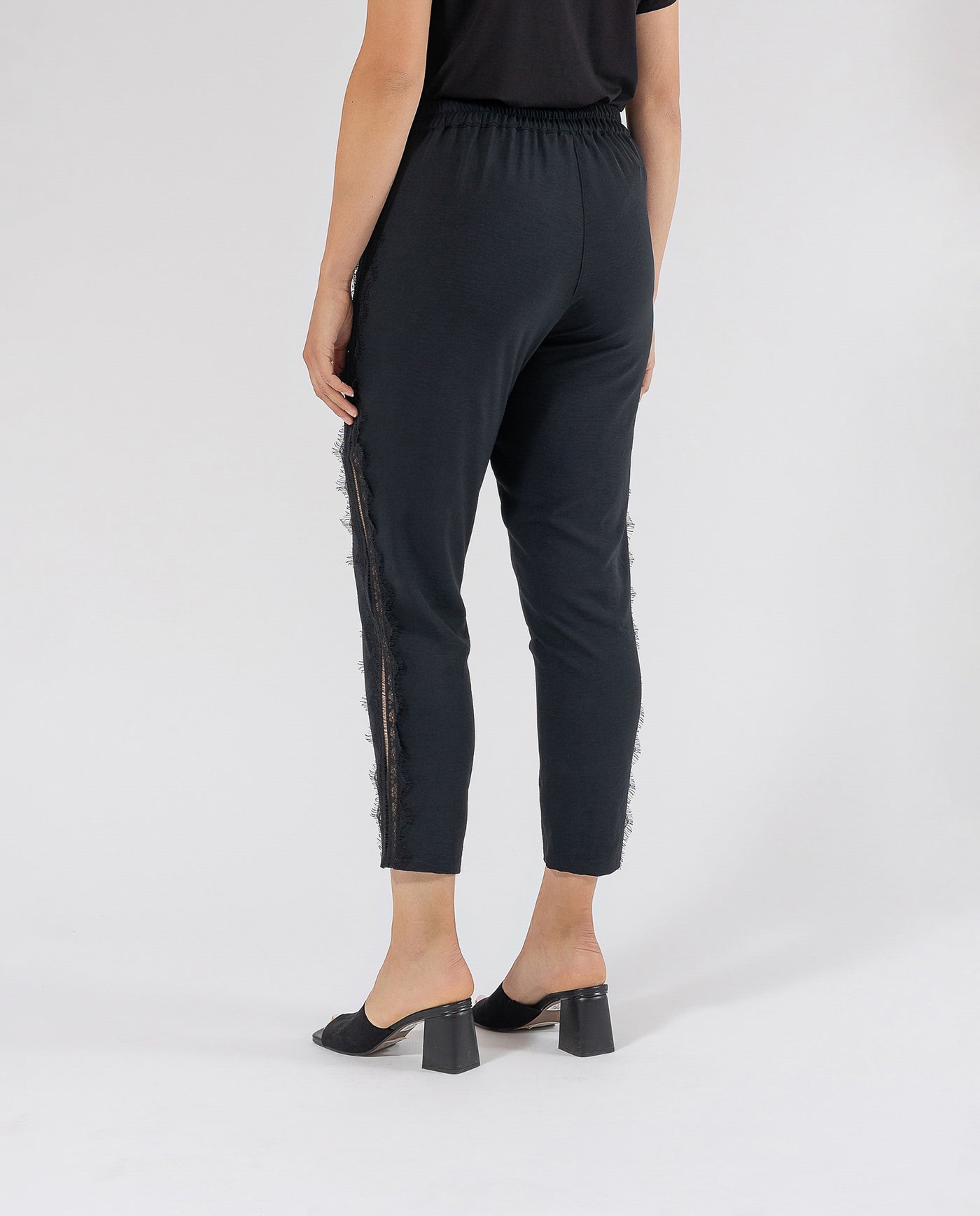 Trousers with lace on the side in black