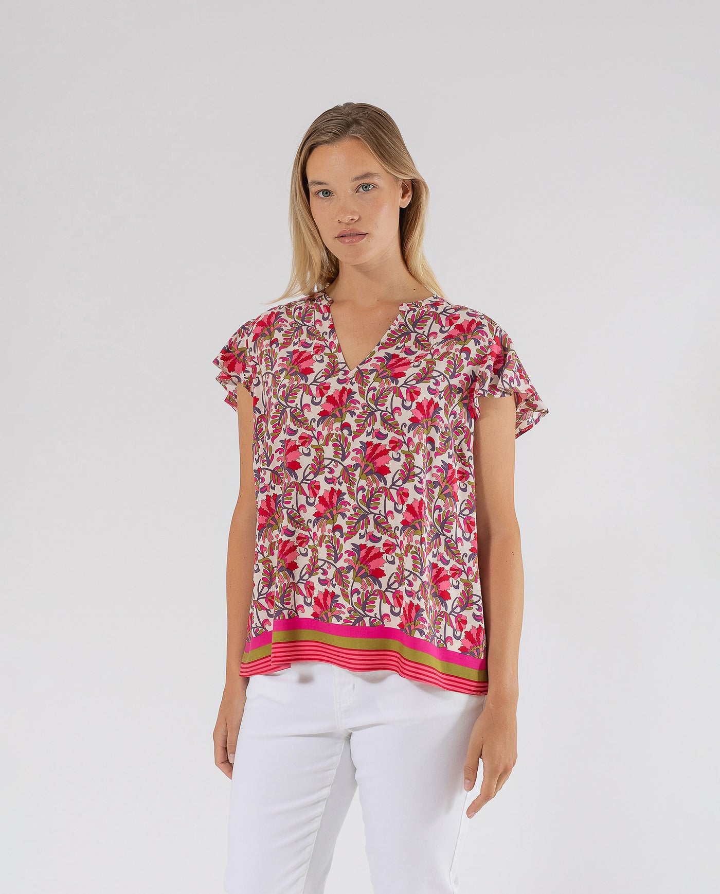 BLUSA ESTAMPADO FLORES CON ESCOTE PICO CRUDO