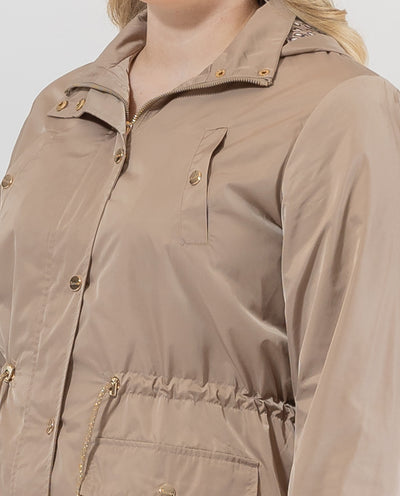 PARKA CON CREMALLERA BOTONES METÁLICOS Y CINTURA AJUSTABLE CAMEL