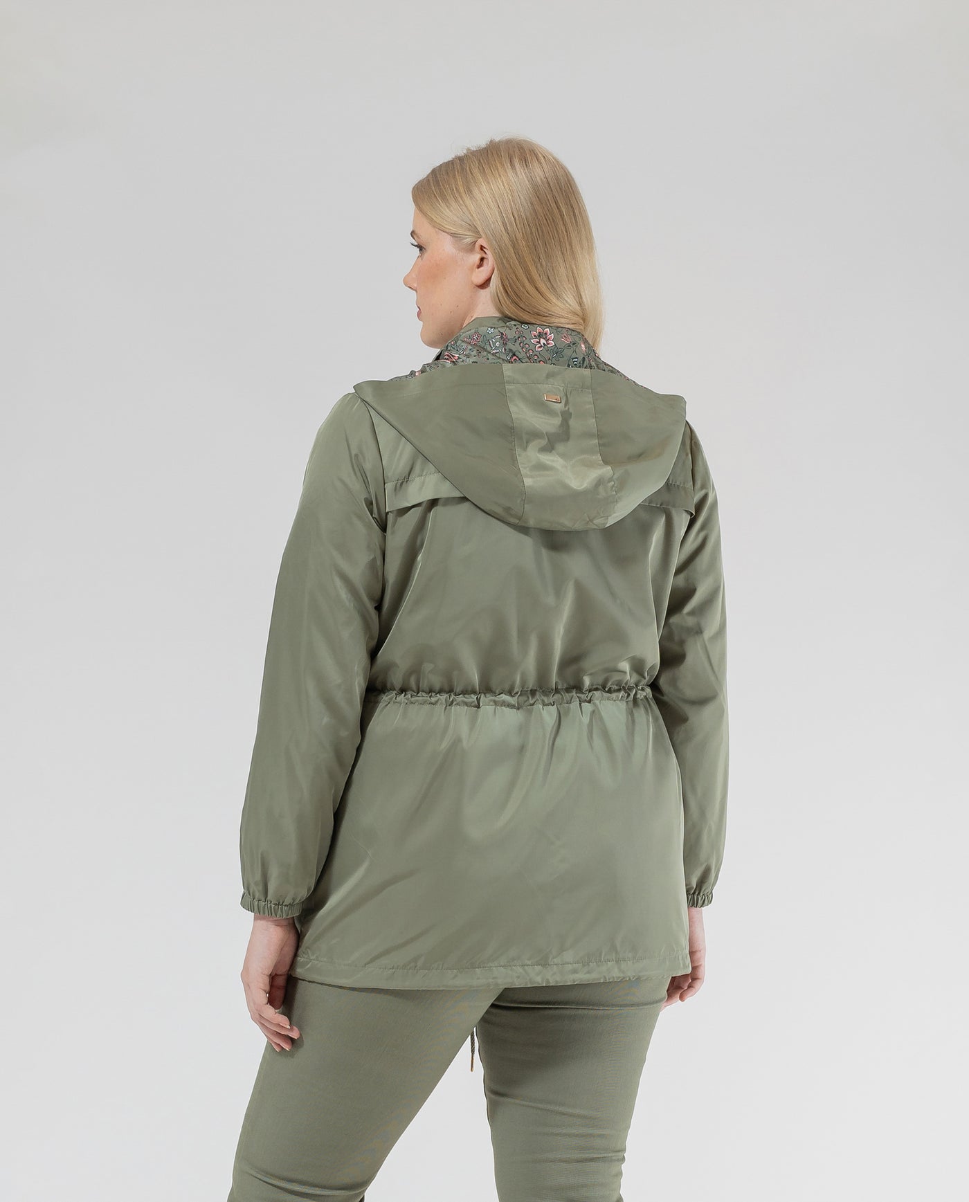 PARKA CON CREMALLERA BOTONES METÁLICOS Y CINTURA AJUSTABLE CAQUI