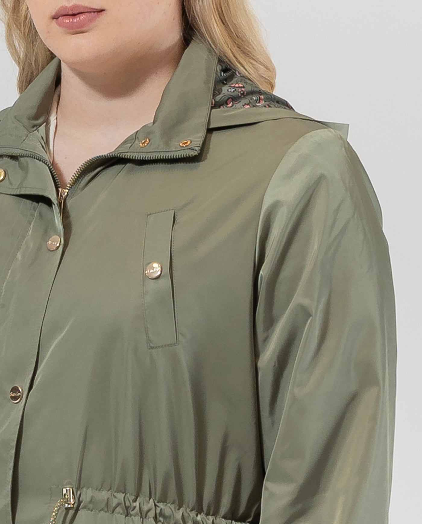 PARKA CON CREMALLERA BOTONES METÁLICOS Y CINTURA AJUSTABLE CAQUI