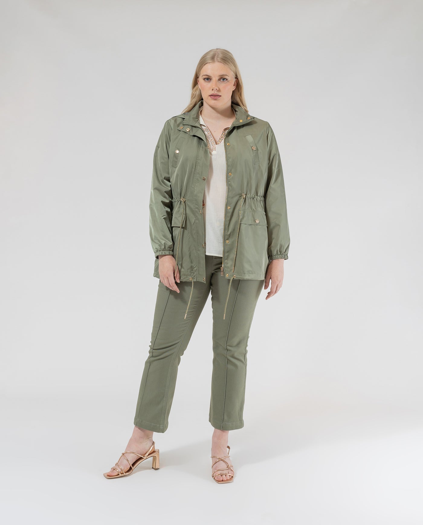 PARKA CON CREMALLERA BOTONES METÁLICOS Y CINTURA AJUSTABLE CAQUI