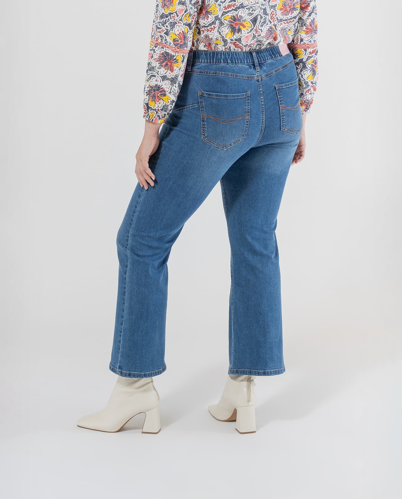 PANTALON DENIM PUSH UP CON BORDADOS EN BOLSILLOS BAJO EVASE AZUL MEDIO